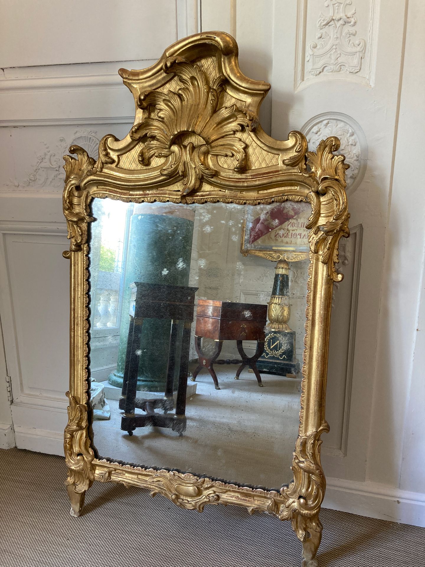 Null 大型鎏金木镜，有叶片装饰，镜座上有贝壳装饰。路易十五时期 140 x 82厘米（有些缺口）