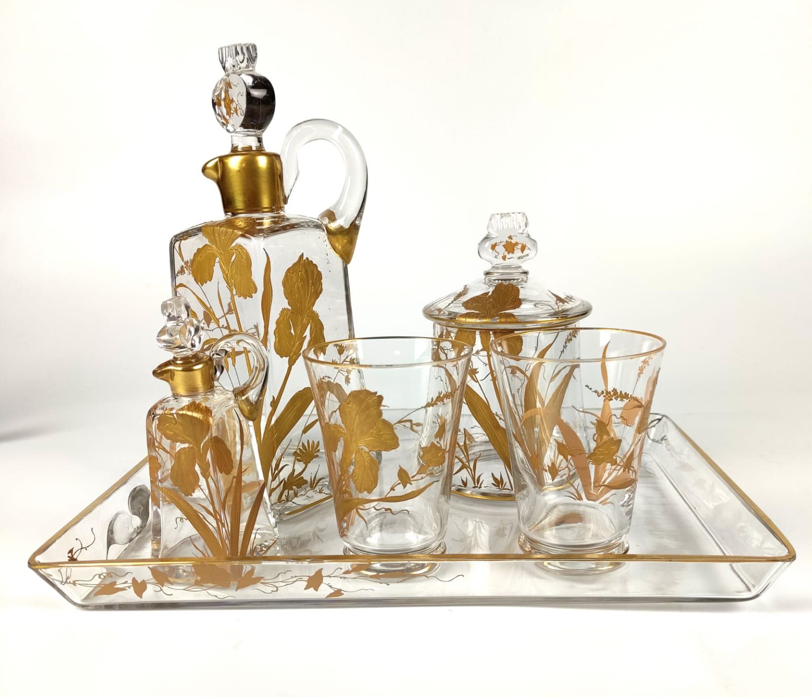Null 新艺术作品 在GALLE的品味中 水晶和黄金镶嵌的花卉装饰包括:- 1个大瓶子和它的塞子 - 1个小瓶子和它的塞子 - 1个有盖的锅 - 2个杯子 -&hellip;