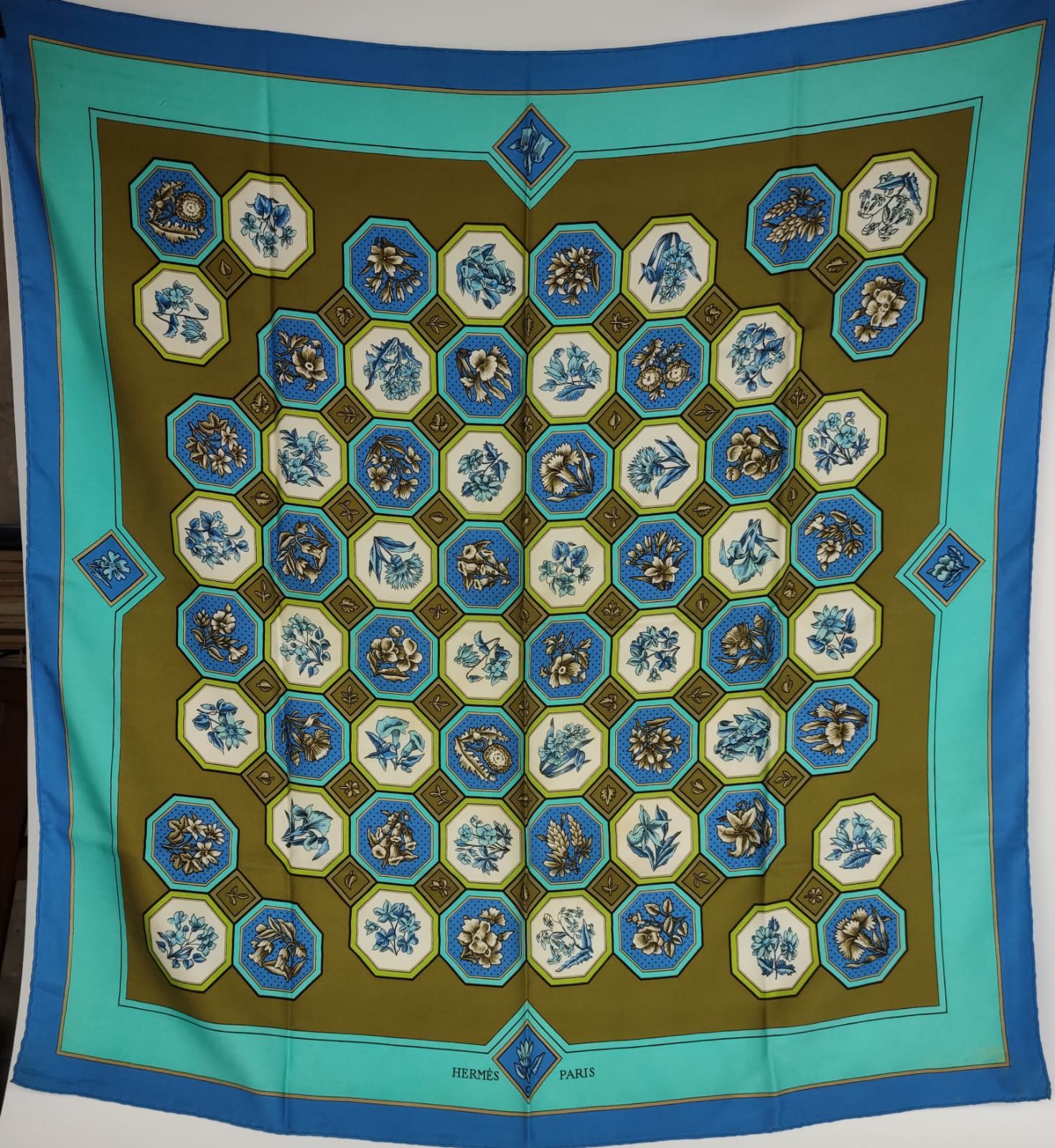 Null HERMES Foulard en soie turquoise et bleu sur fond kaki décor d'octogones de&hellip;