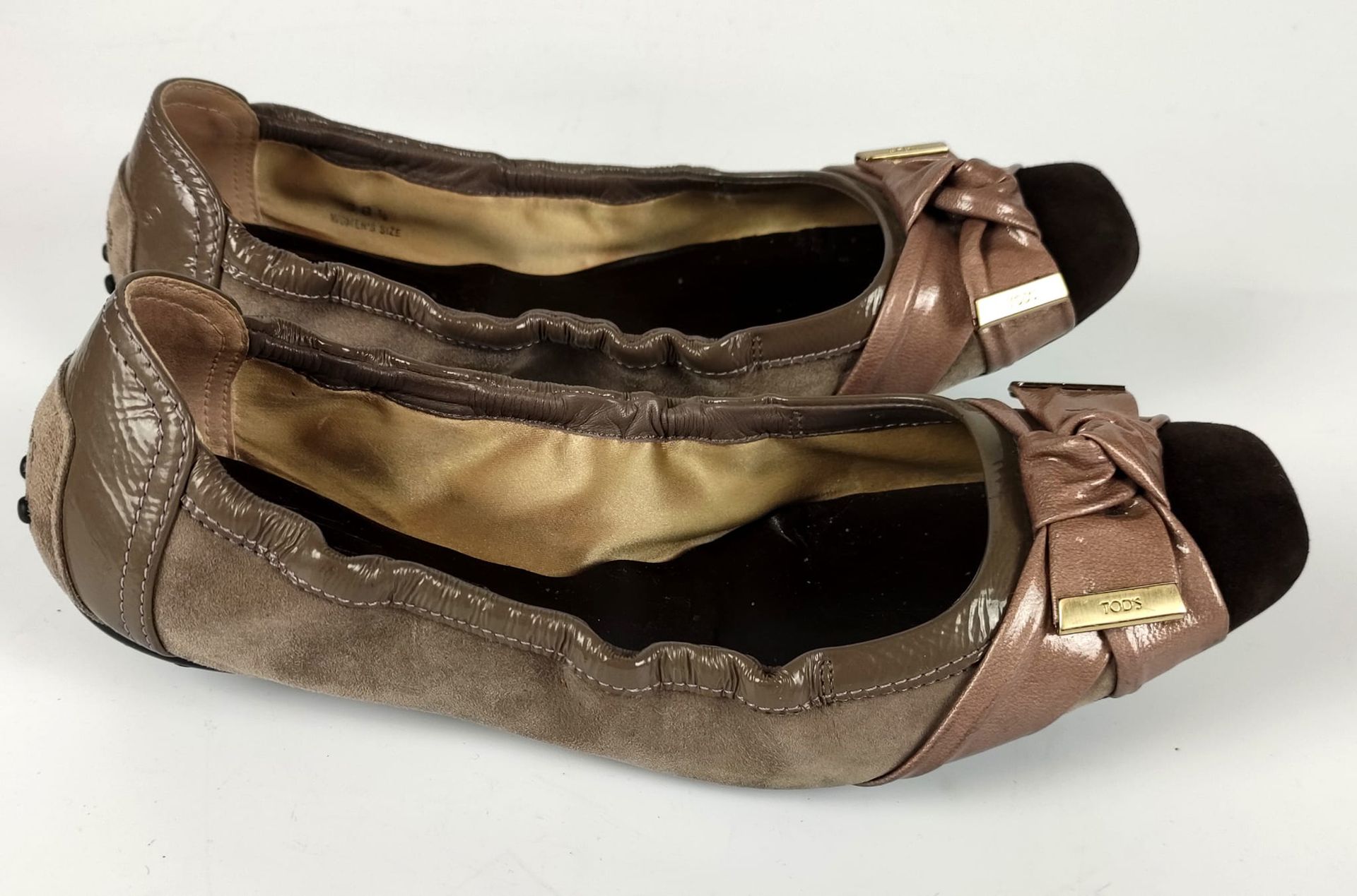 Null TOD'S 灰色麂皮和双色漆皮的芭蕾舞鞋一对。S.38.5 状况良好