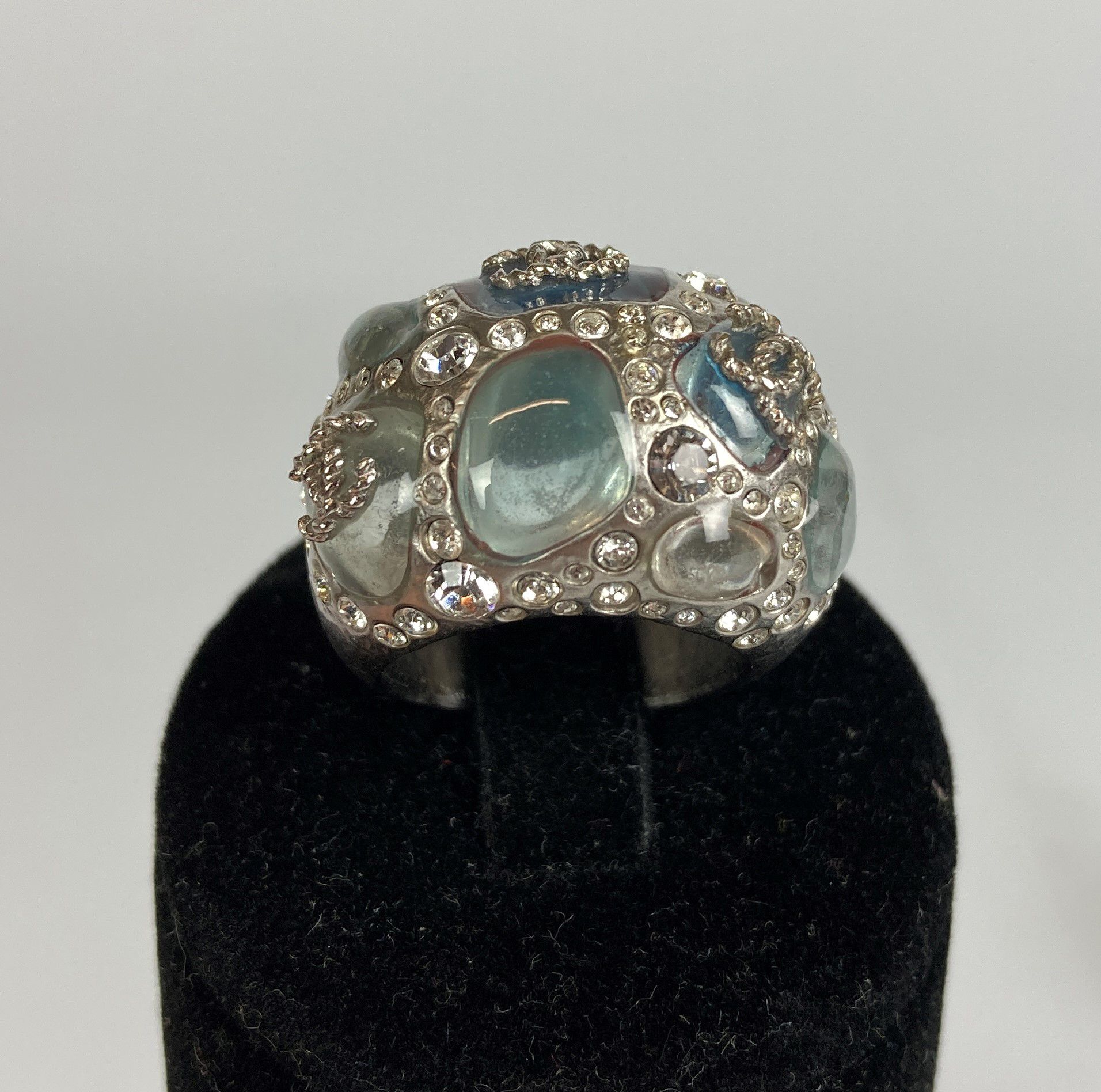 Null 香奈儿镀铑金属戒指，装饰有凸圆形宝石、钻石和双C标志的Pochon Chanel戒指