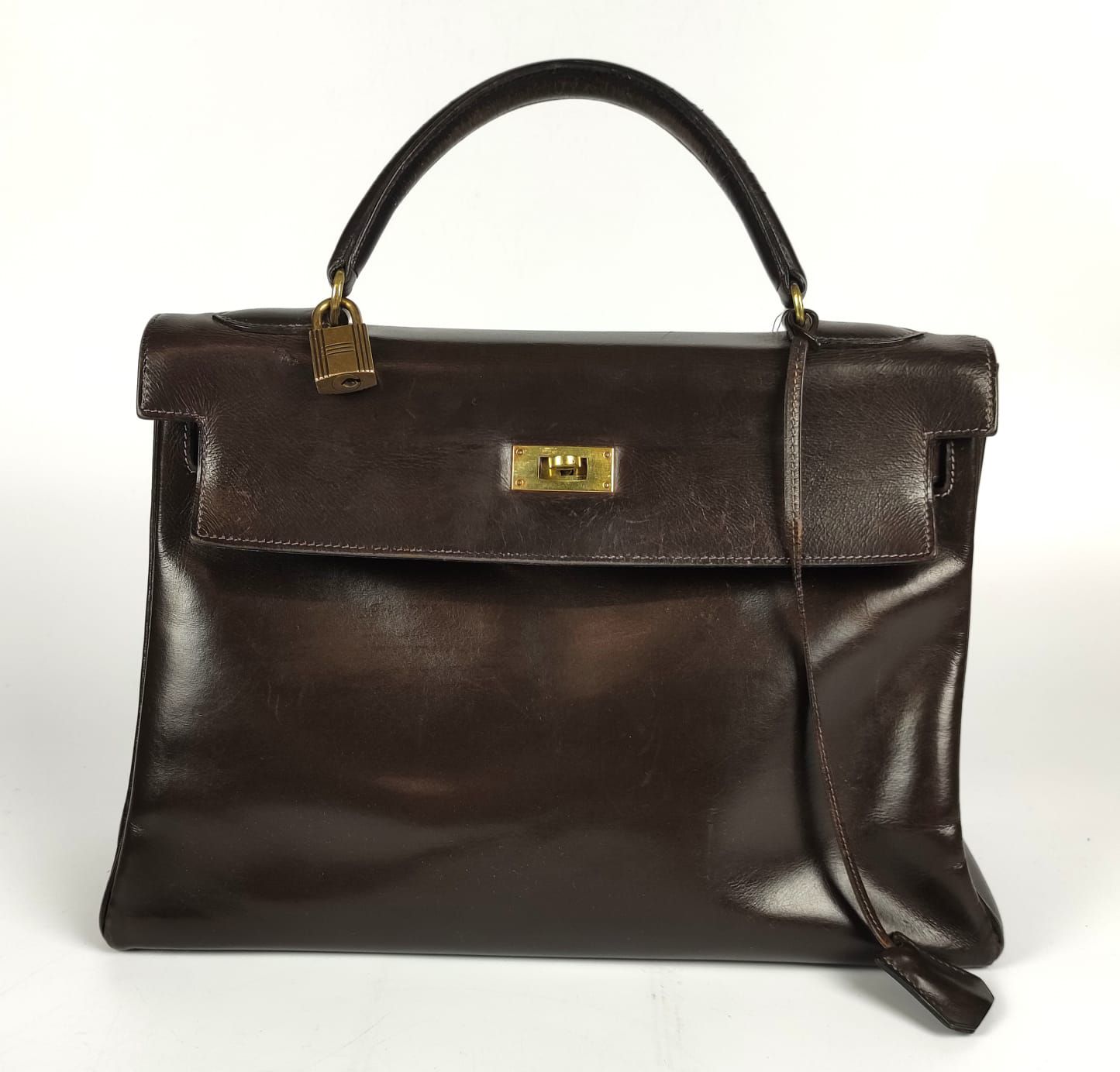Null HERMES PARIS Kelly bag 32 cm in chocolate box. Gold-plated jewellery. Lined&hellip;