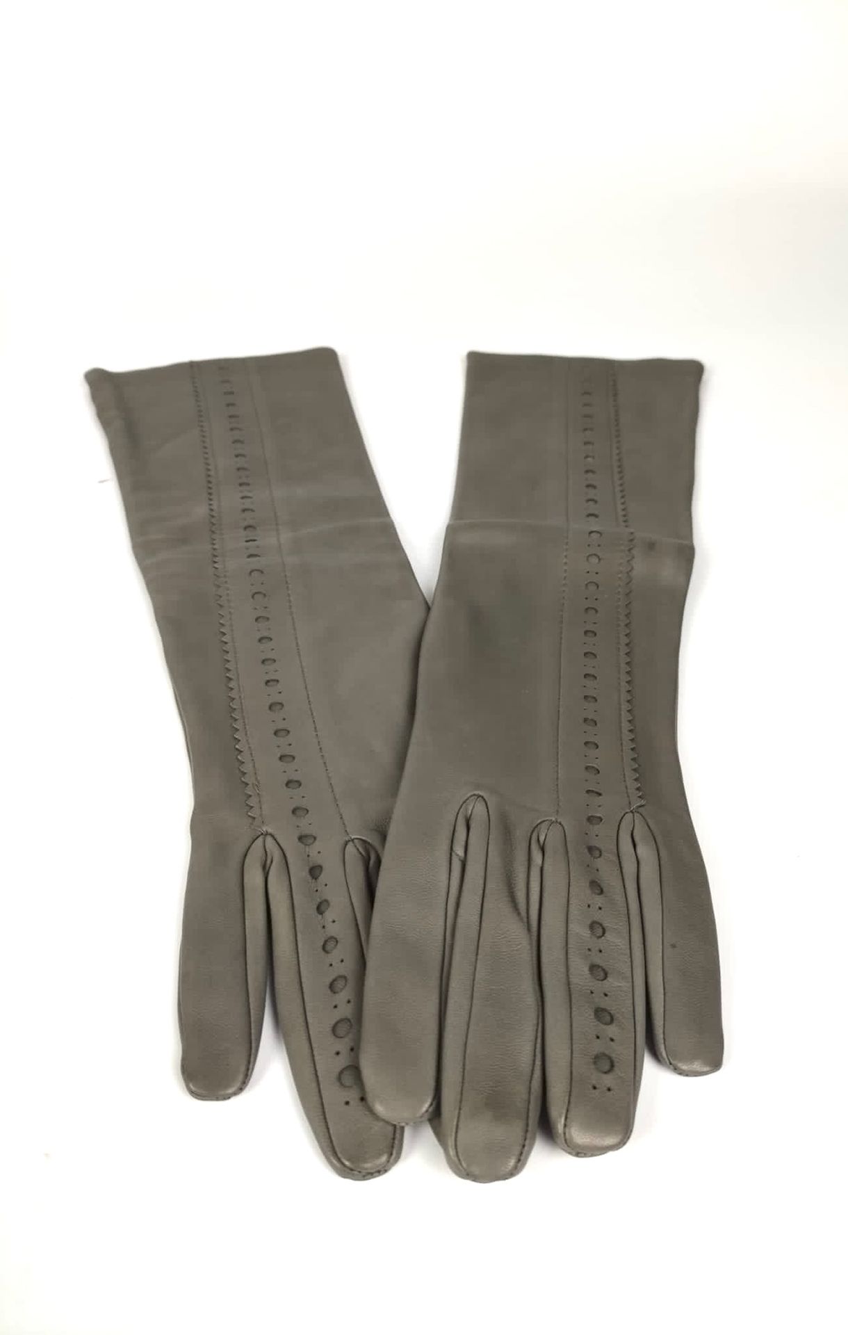 Null HERMES Paire de gants long en veau étoupe. T. 7,5 (Très bon état).