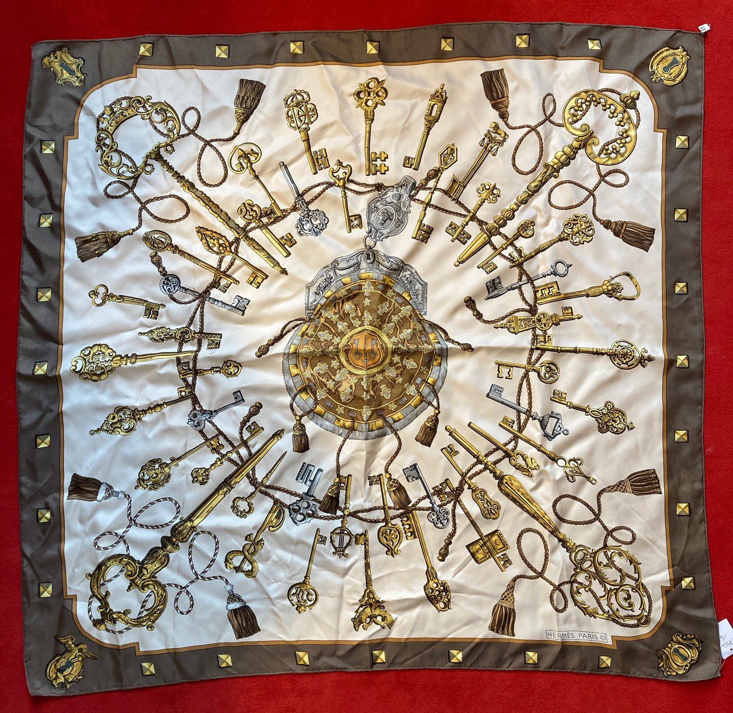 Null HERMES Printed silk scarf, "Les Clefs" 90 x 90 cm (stains, threads pulled)
