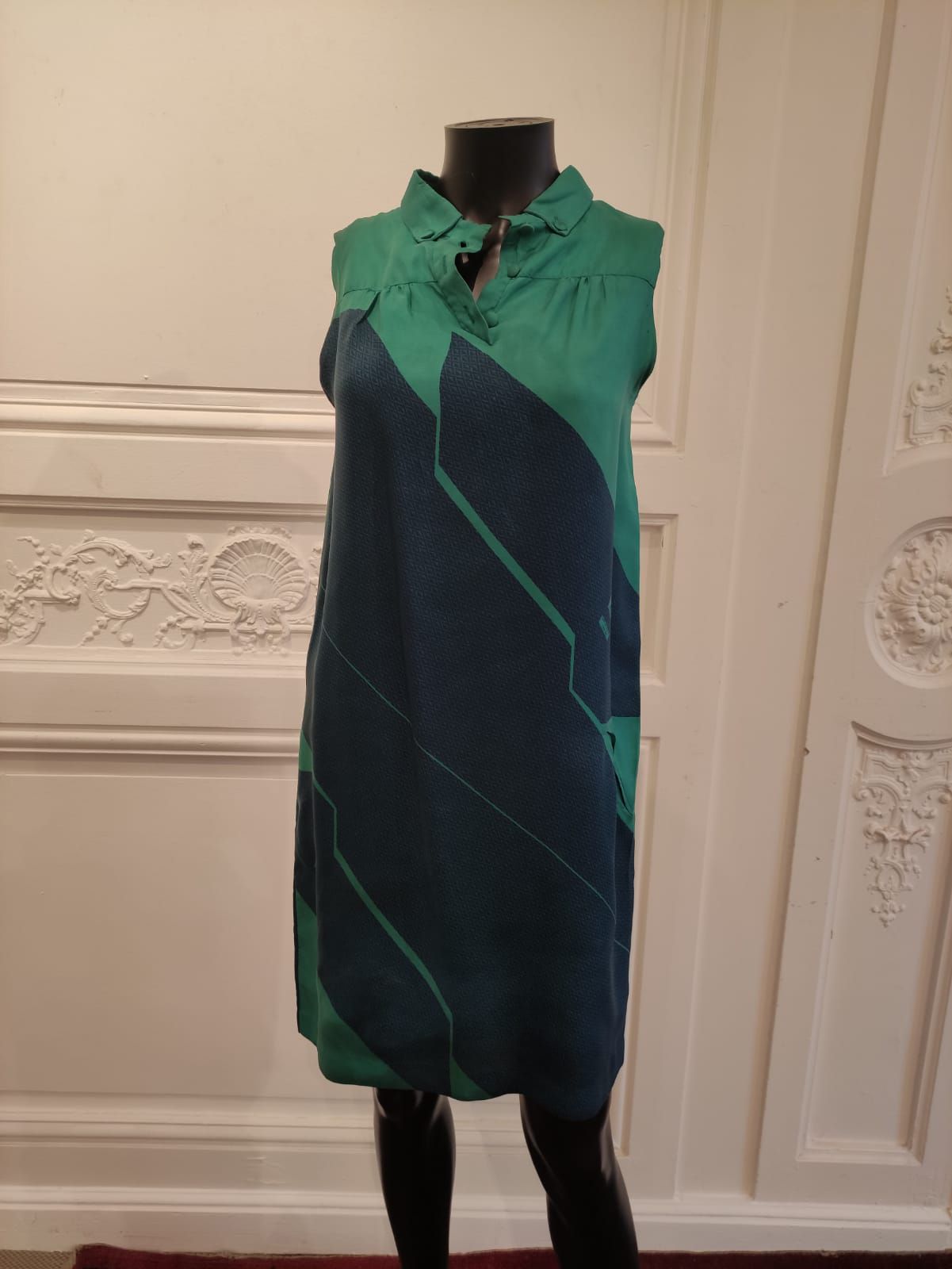 Null HERMES PARIS 绿色和深蓝色丝绸直筒连衣裙，领口有扣，无袖，侧面有一个口袋。T.38