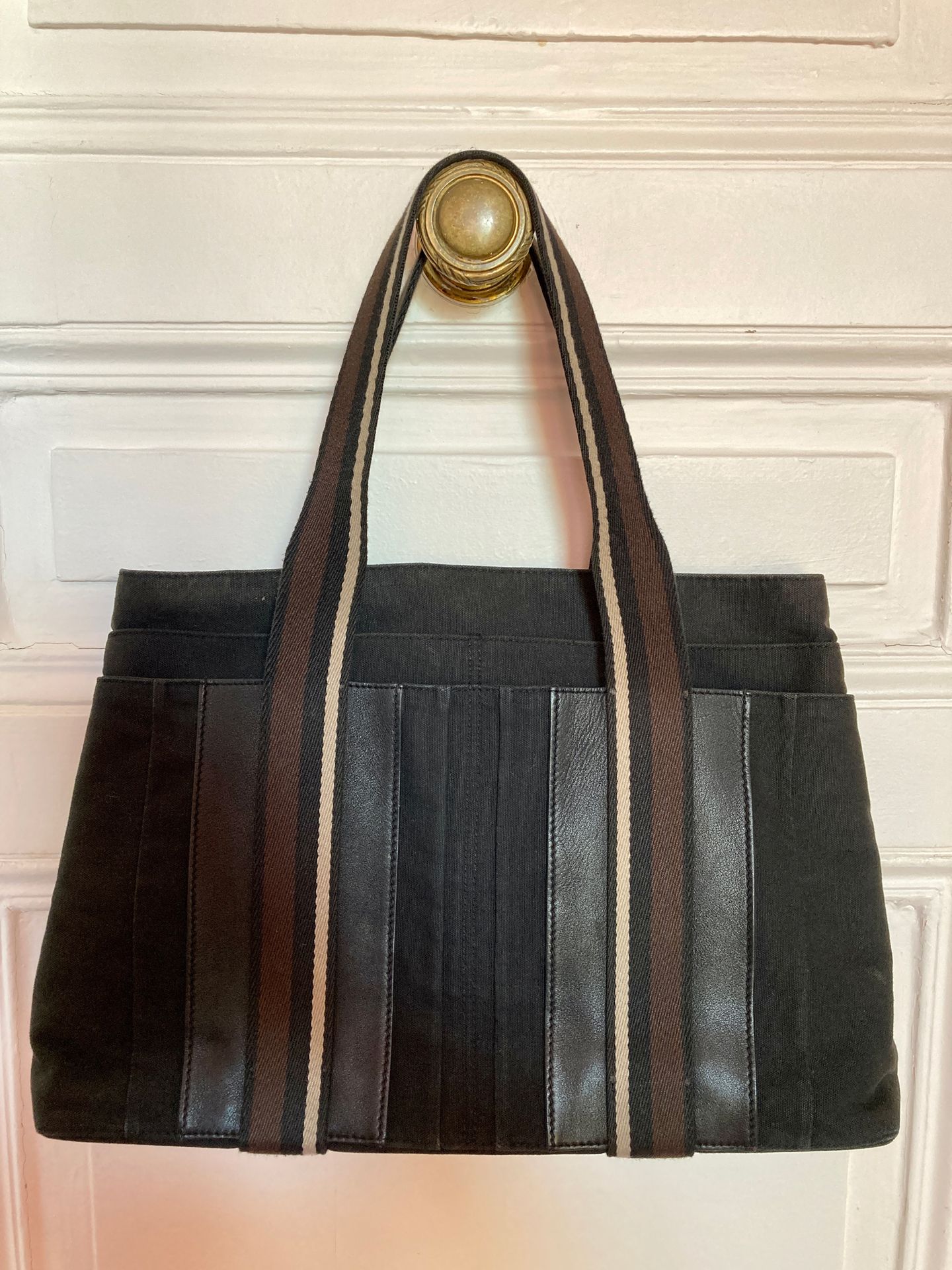 Null HERMES 黑色帆布手提包，有棕色和米色条纹。尘袋。40 x 26 cm 使用状况