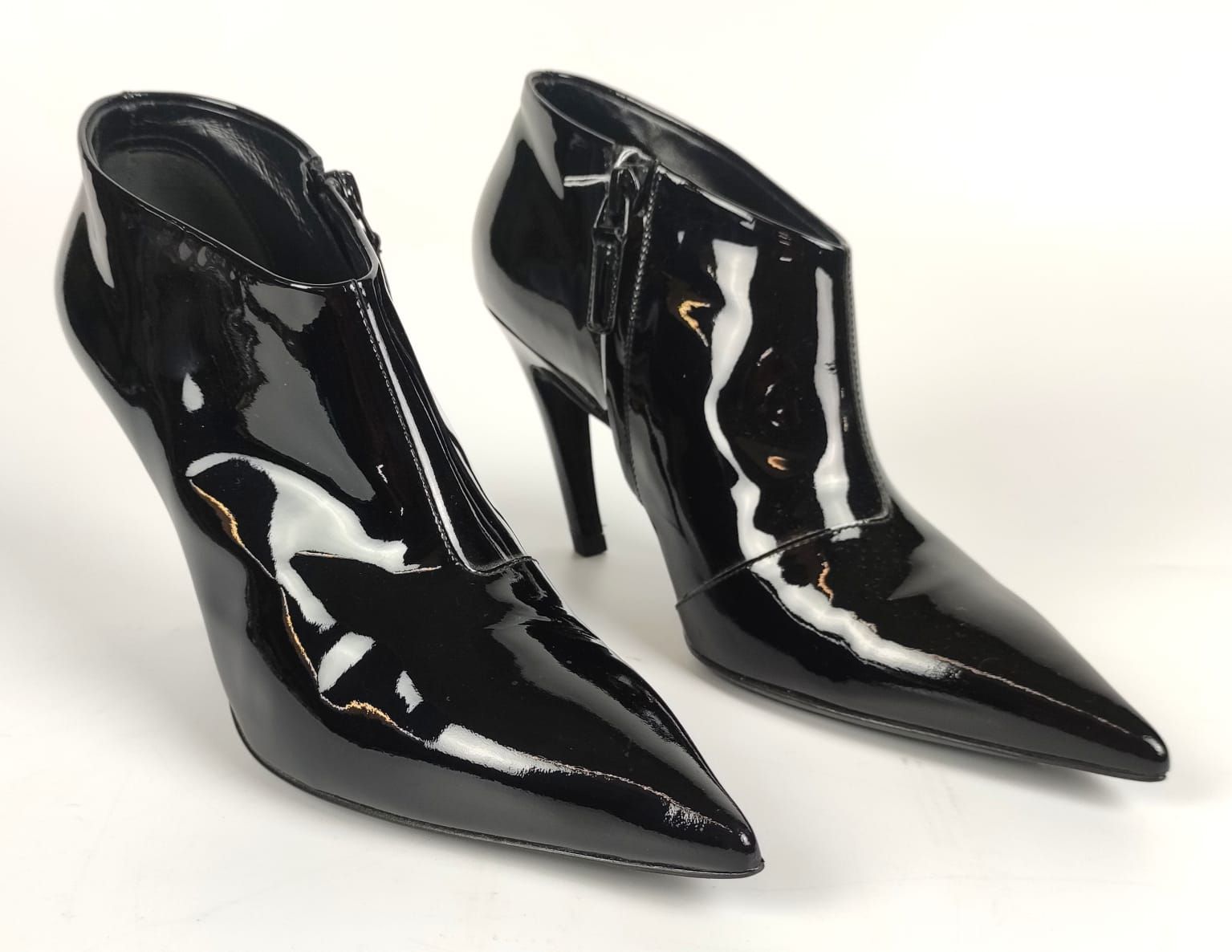 Null BALENCIAGA 一双黑色漆皮尖头踝靴。 尺寸37 鞋跟高度：8厘米（状况非常好）。