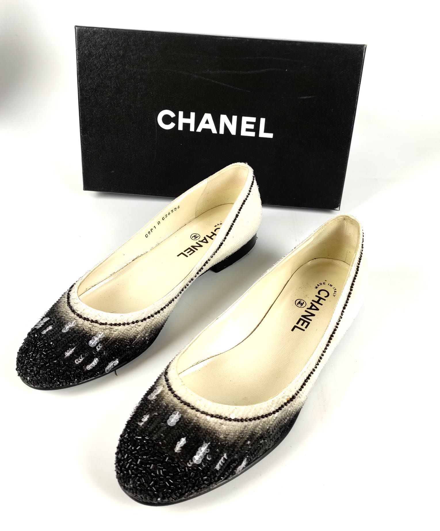 Null CHANEL Paire de ballerines à sequins noirs et blancs. Boite. Quelques tâche&hellip;