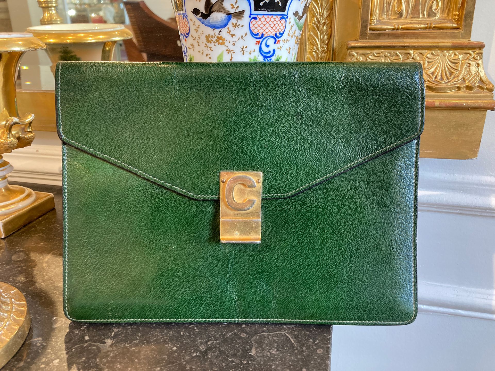 Null CELINE 绿色真皮手拿包。带金扣的翻盖扣，19 x 26厘米的磨损。