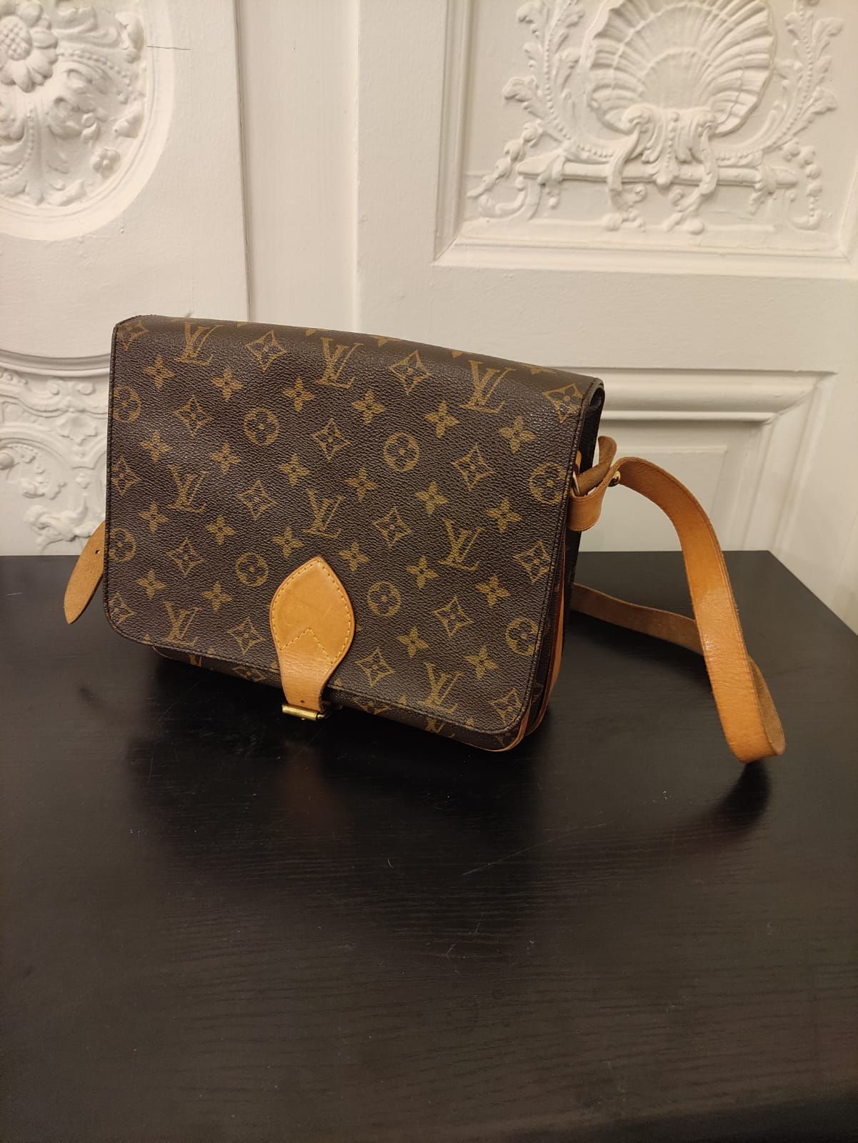 Null LOUIS VUITTON Sac besace en toile enduite monogrammée Louis Vuitton. H: 21 &hellip;