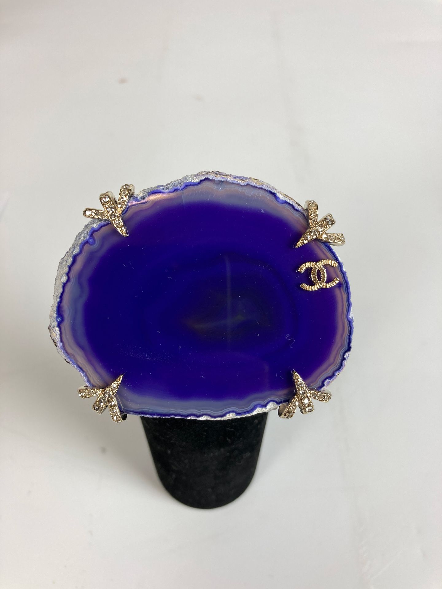 Null 香奈儿紫色玛瑙片镶嵌在胸针上，上面有钻石和双C标志。 带原厂包装盒和包装袋。 L. 65 mm