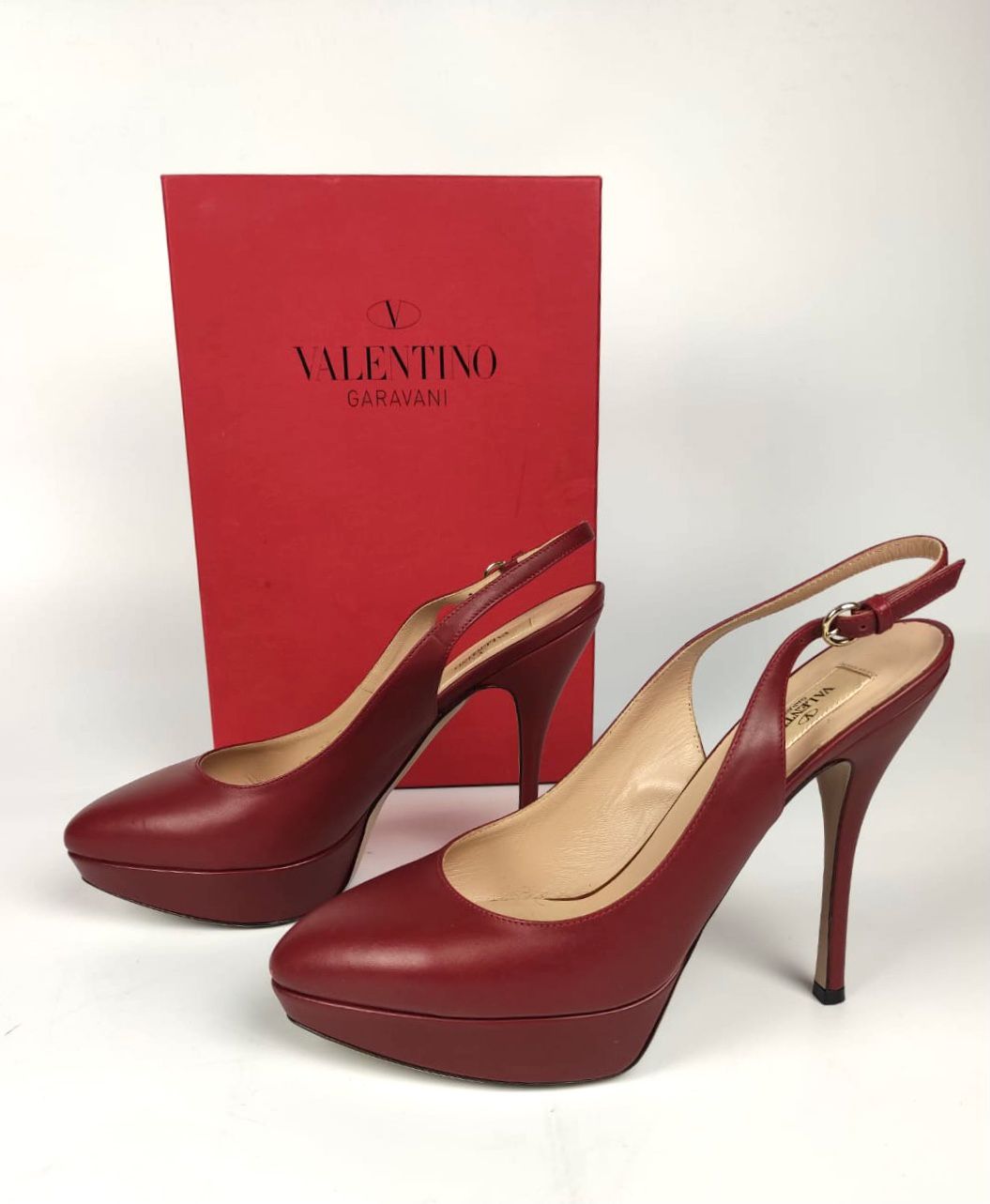 Null VALENTINO 一对酒红色带子的皮鞋，平台鞋底。尺寸40 鞋跟高度：13厘米 盒子。(状况非常好)