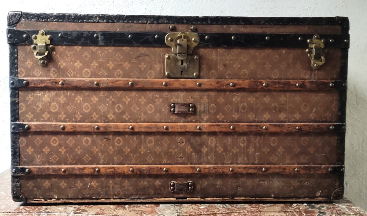 Null 路易威登（LOUIS VUITTON）旅行箱，有字母图案的帆布和铁角。 榉木加固。两个内部隔间。 侧面标有首字母NC 磨损，内部干净。 高. 55,5&hellip;