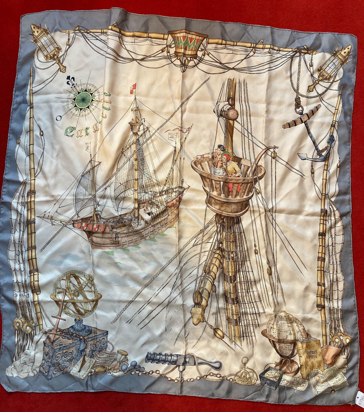 Null HERMES 印花丝巾，标题为 "Caravelle"，灰色边框90 x 90厘米（有孔，小污点，拉线）。
