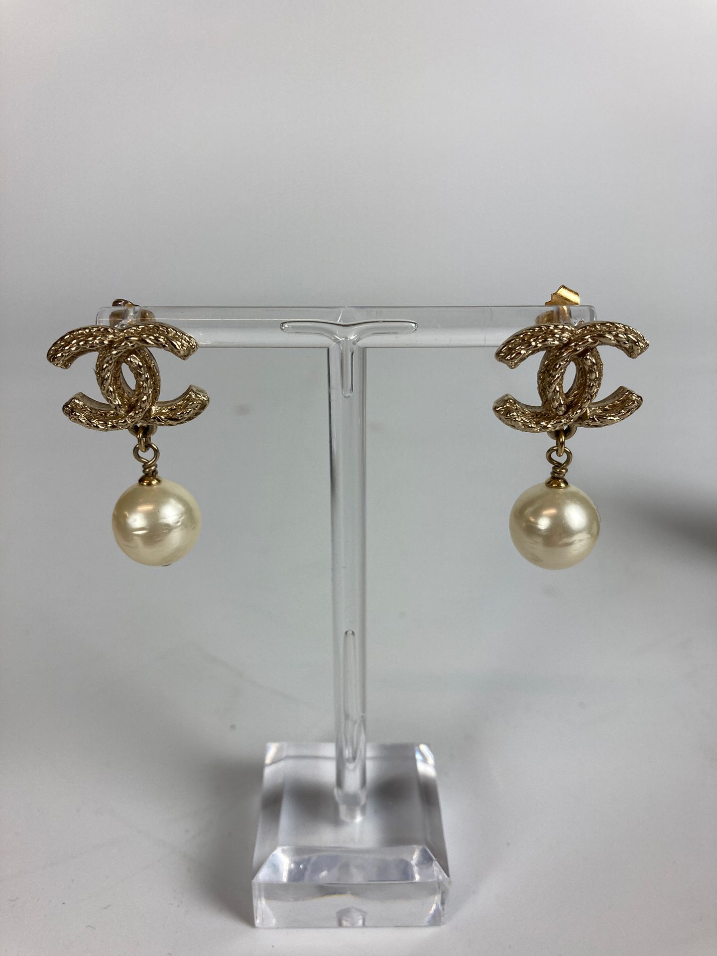 Null CHANEL 双C和花式珍珠的镀金耳环一对。H. 35毫米 在其原始的袋子和盒子里