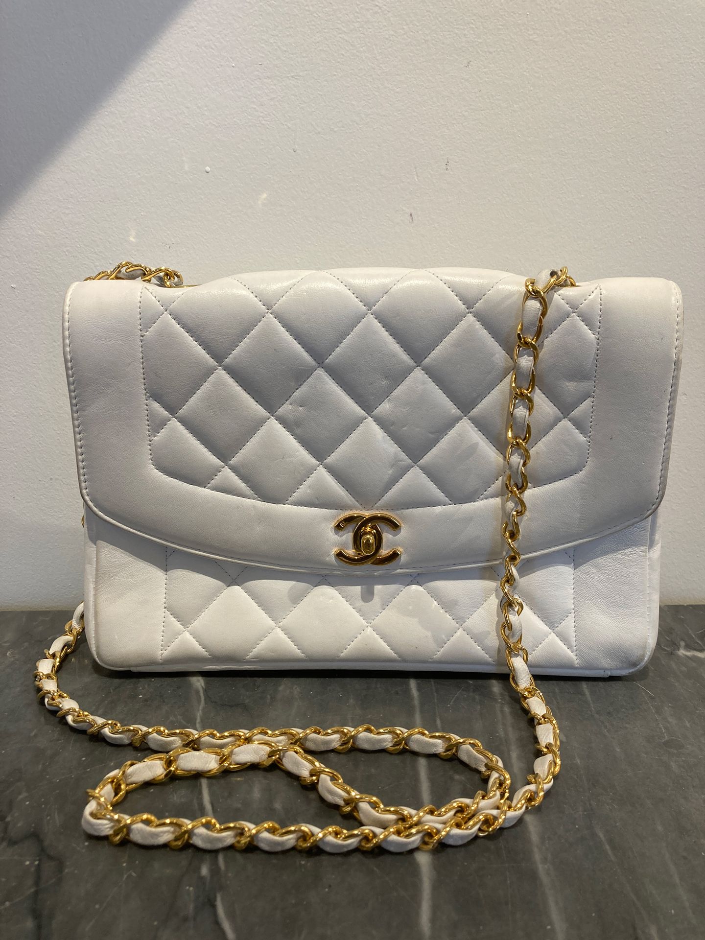 CHANEL Shoulder bag in white quilted leather, golden cla…