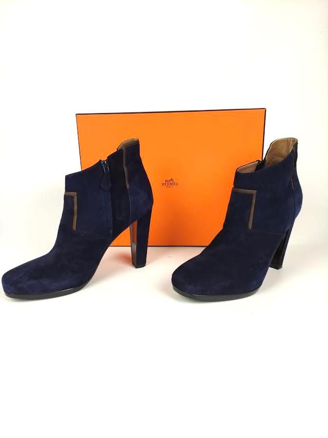 Null HERMES Pair of boots in navy blue suede. Size 39,5 Heel height : 10 cm Box.&hellip;