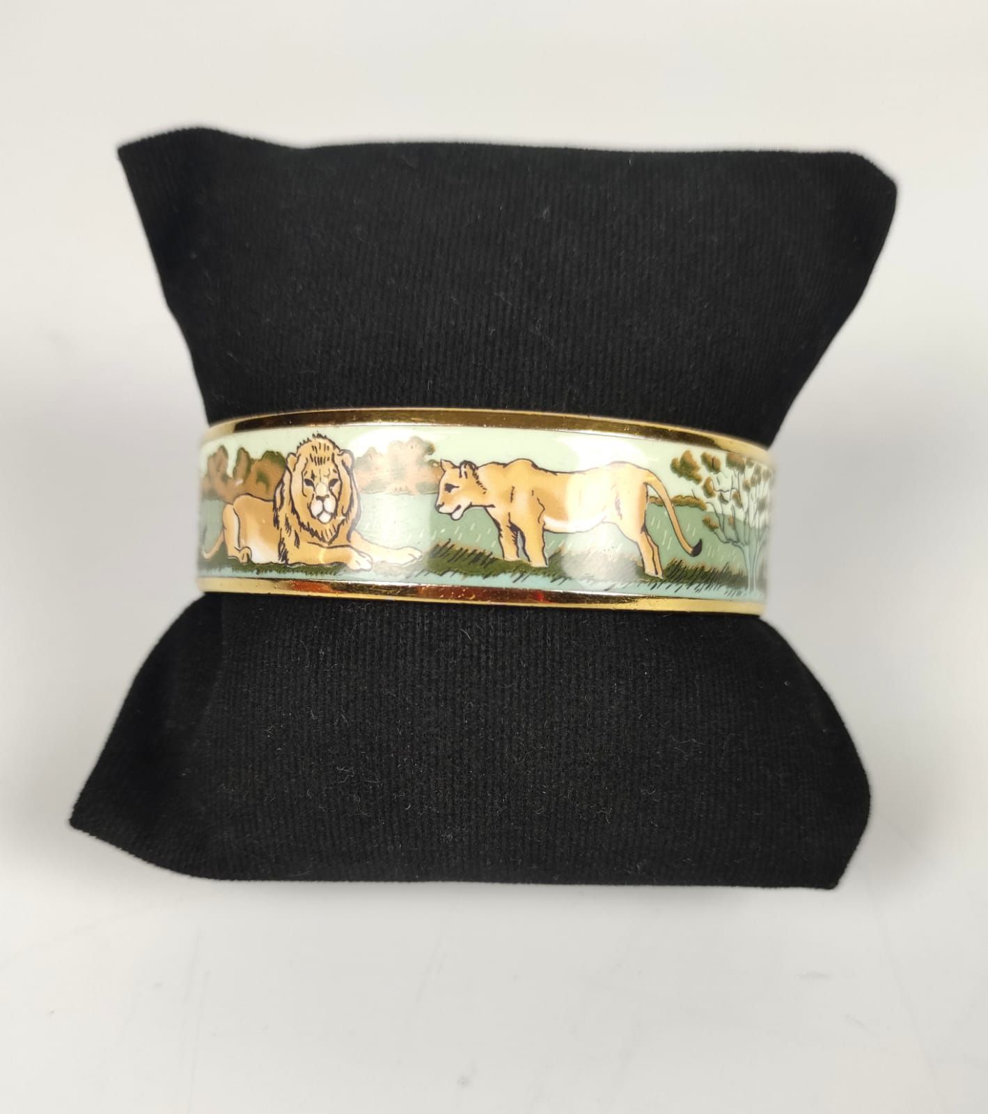 Null HERMES Bracelet jonc en métal doré et émail à décors de lions dans la savan&hellip;