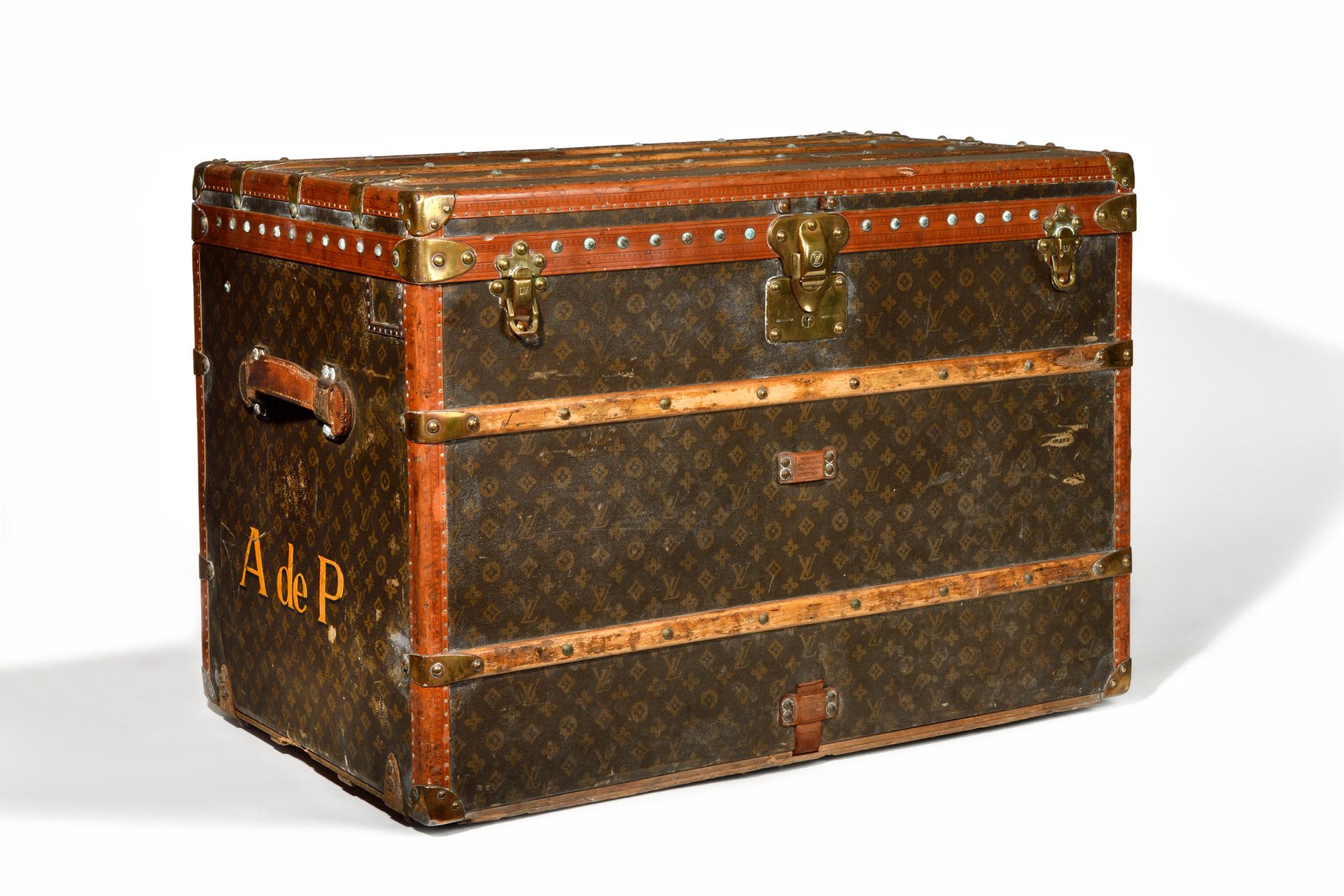 Null LOUIS VUITTON vuittonite travel trunk, lozined edges, brass corners and loc&hellip;