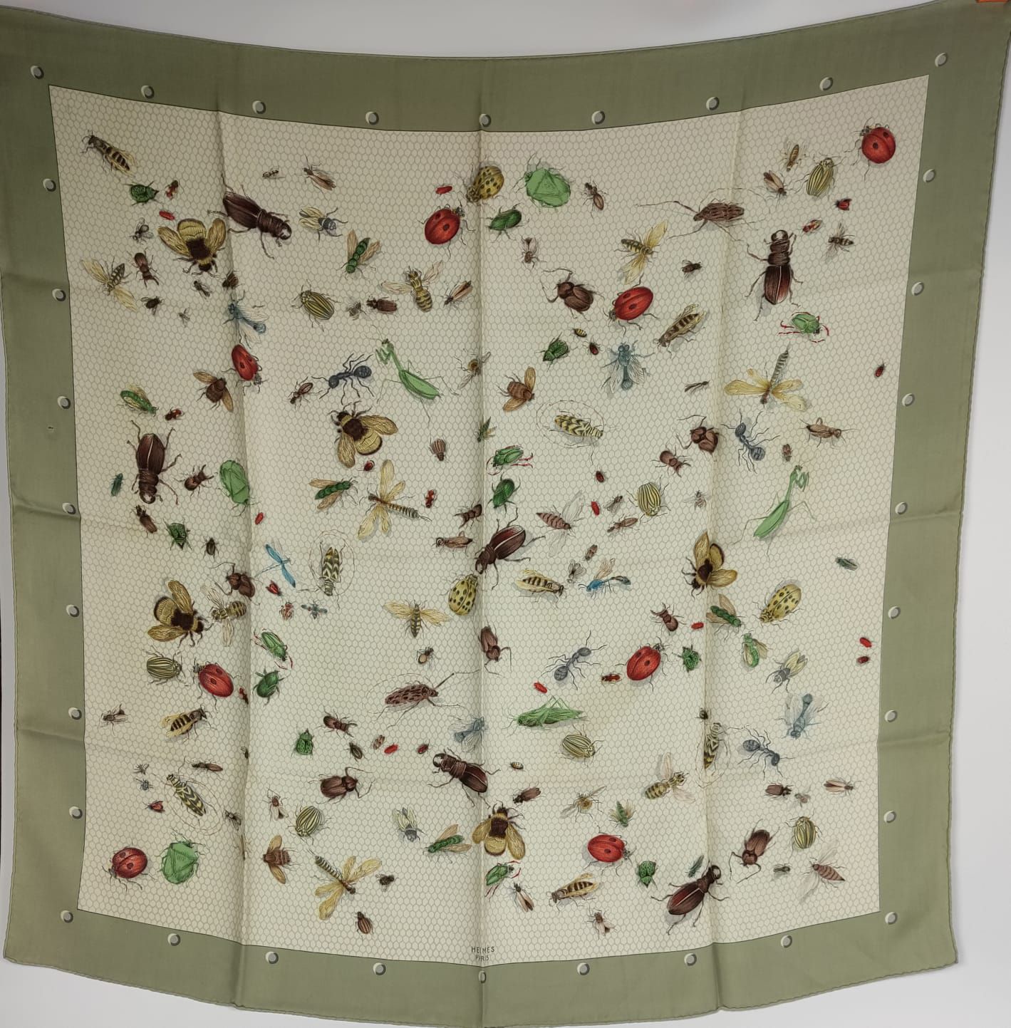 Null HERMES Foulard en soie à décor d'insectes (traces de pliures)