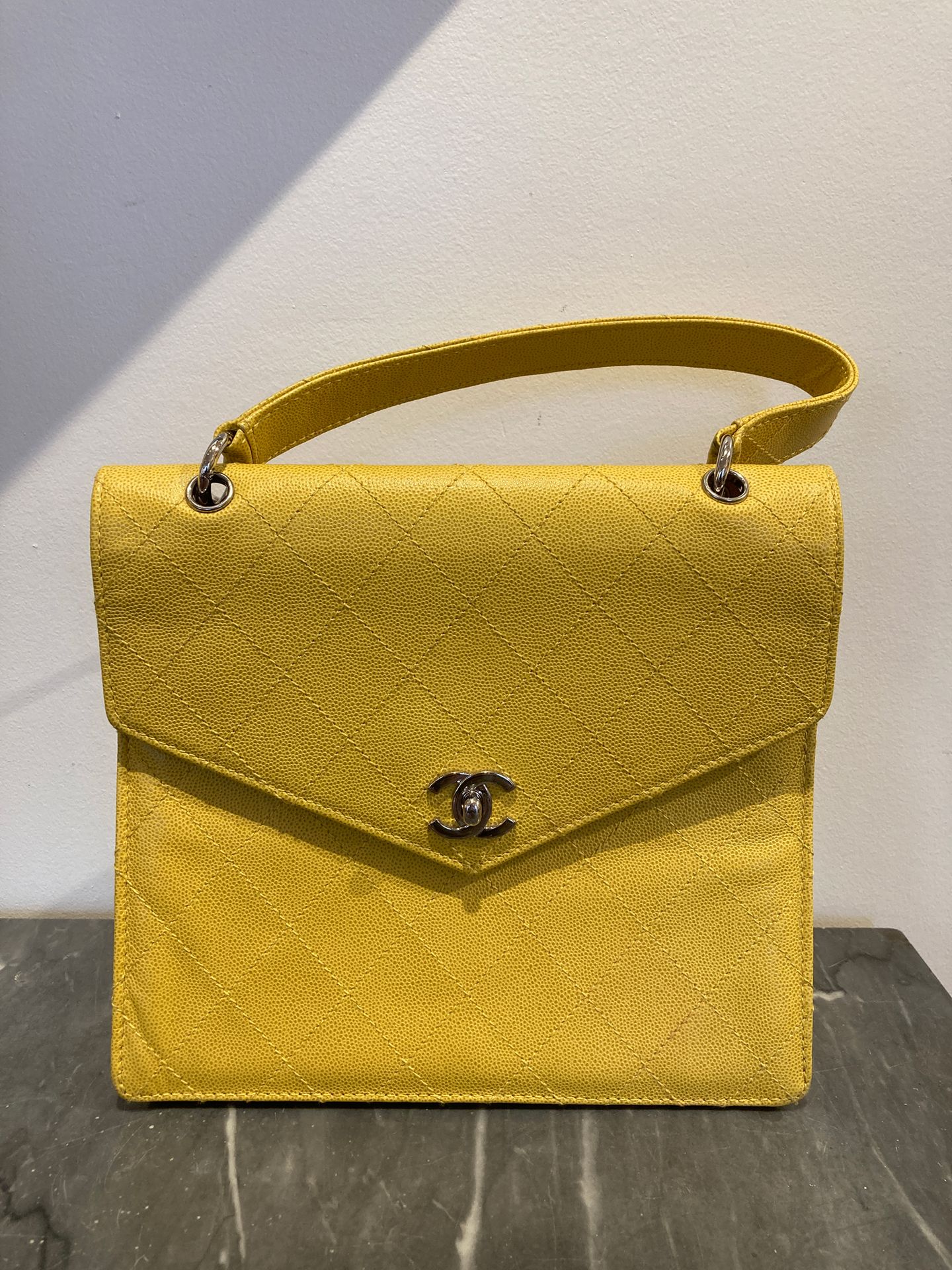 Null CHANEL Handtasche aus gelbem Leder, Ton-in-Ton-Nähte, silberne Schließe mit&hellip;