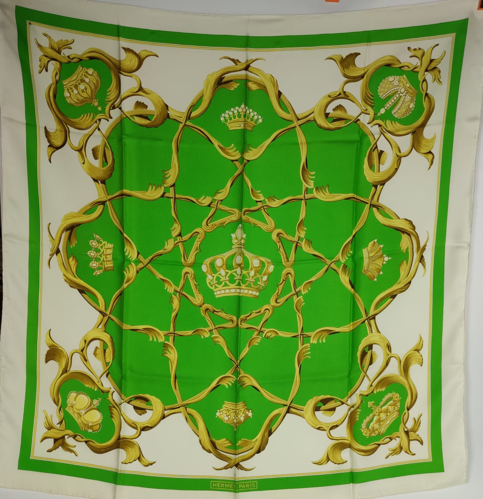 Null HERMES Pañuelo de seda decorado con coronas doradas sobre fondo verde. Marc&hellip;