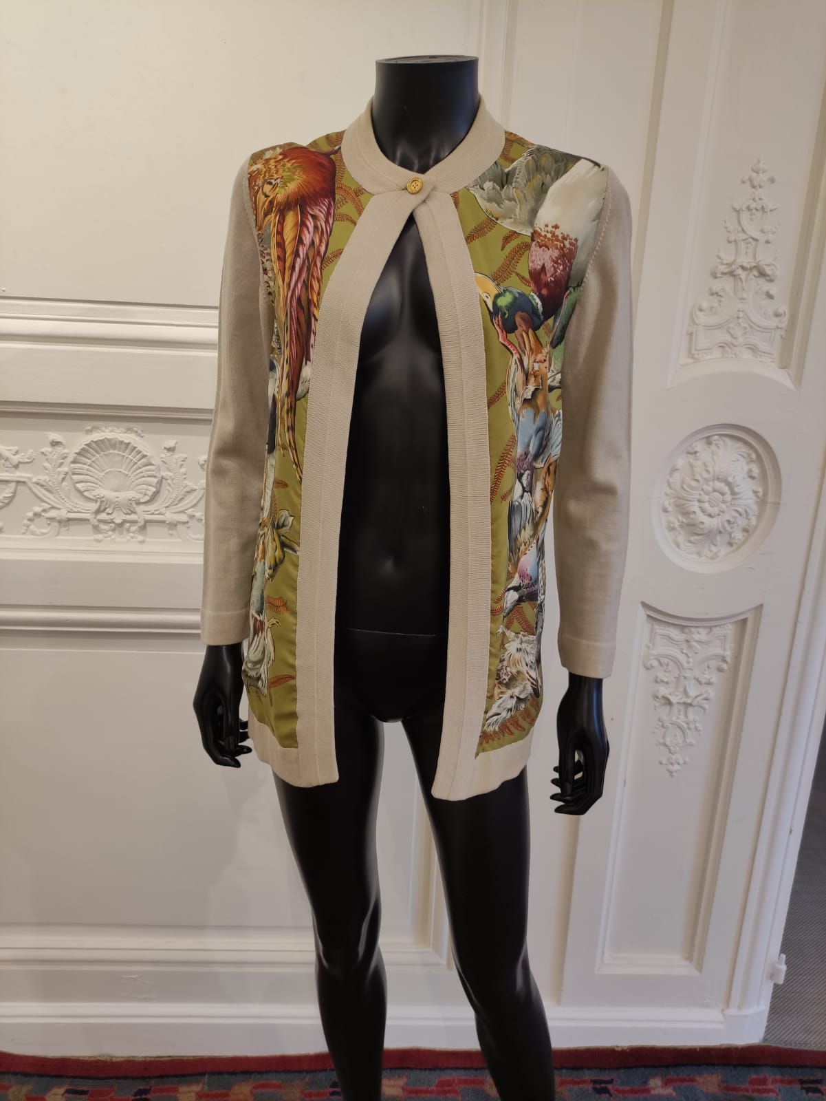 Null HERMES PARIS Gilet lungo in lana beige e seta sul davanti decorato con trof&hellip;
