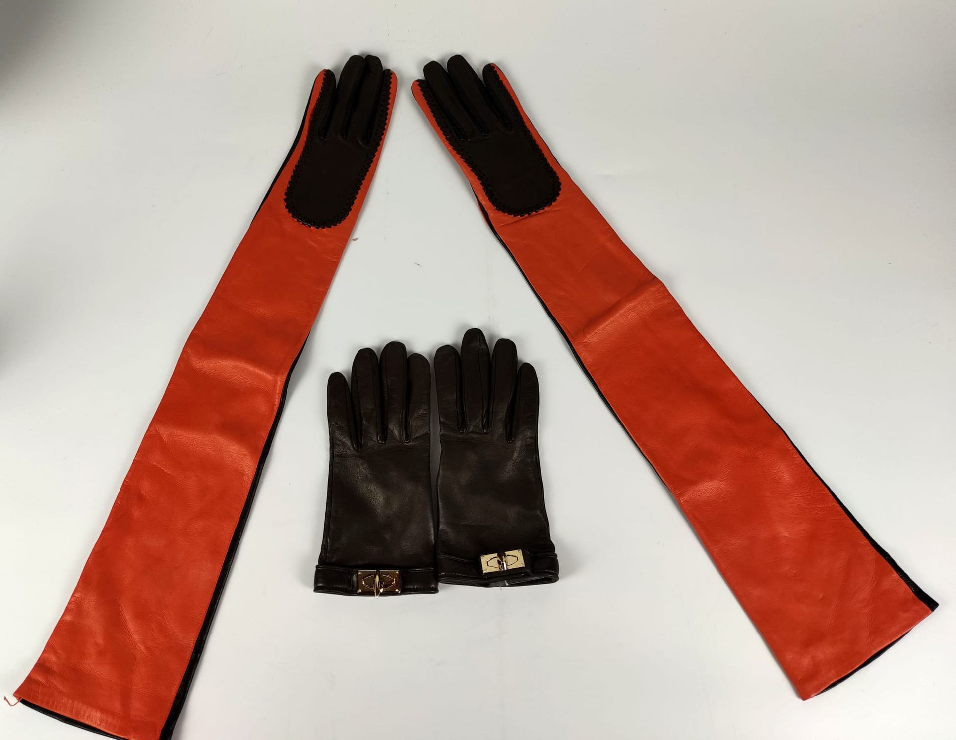Null GIVENCHY Deux paires de gants, l'une chocolat et l'autre longue bicolore no&hellip;