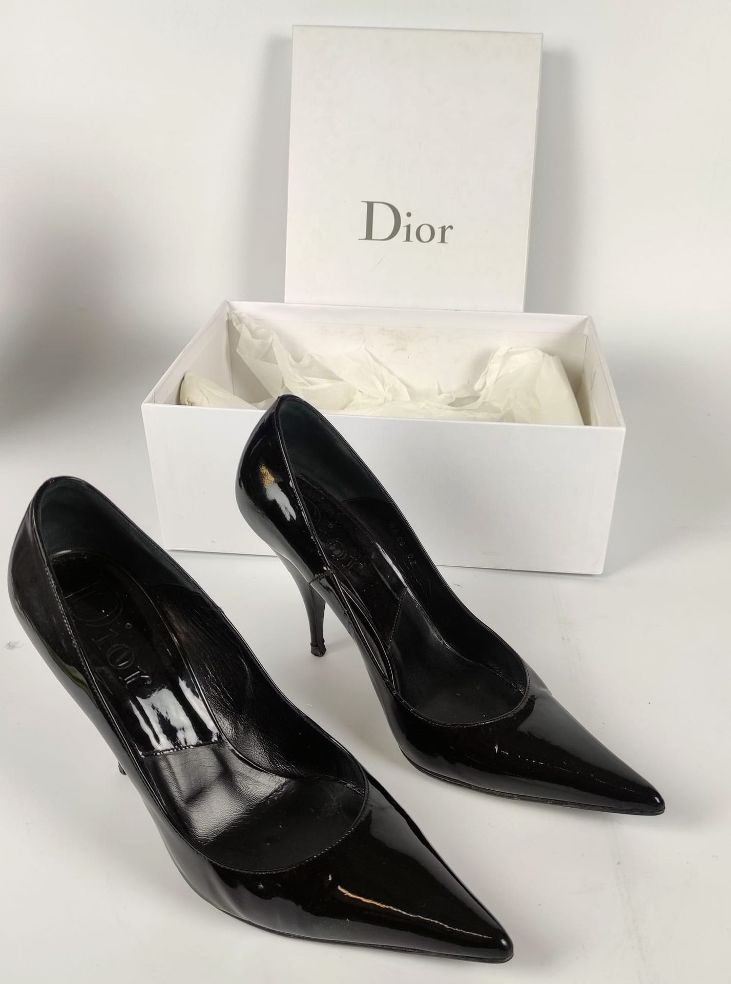 Null DIOR一对黑色漆皮尖头鞋。盒装。尺寸39.5（使用状况）。