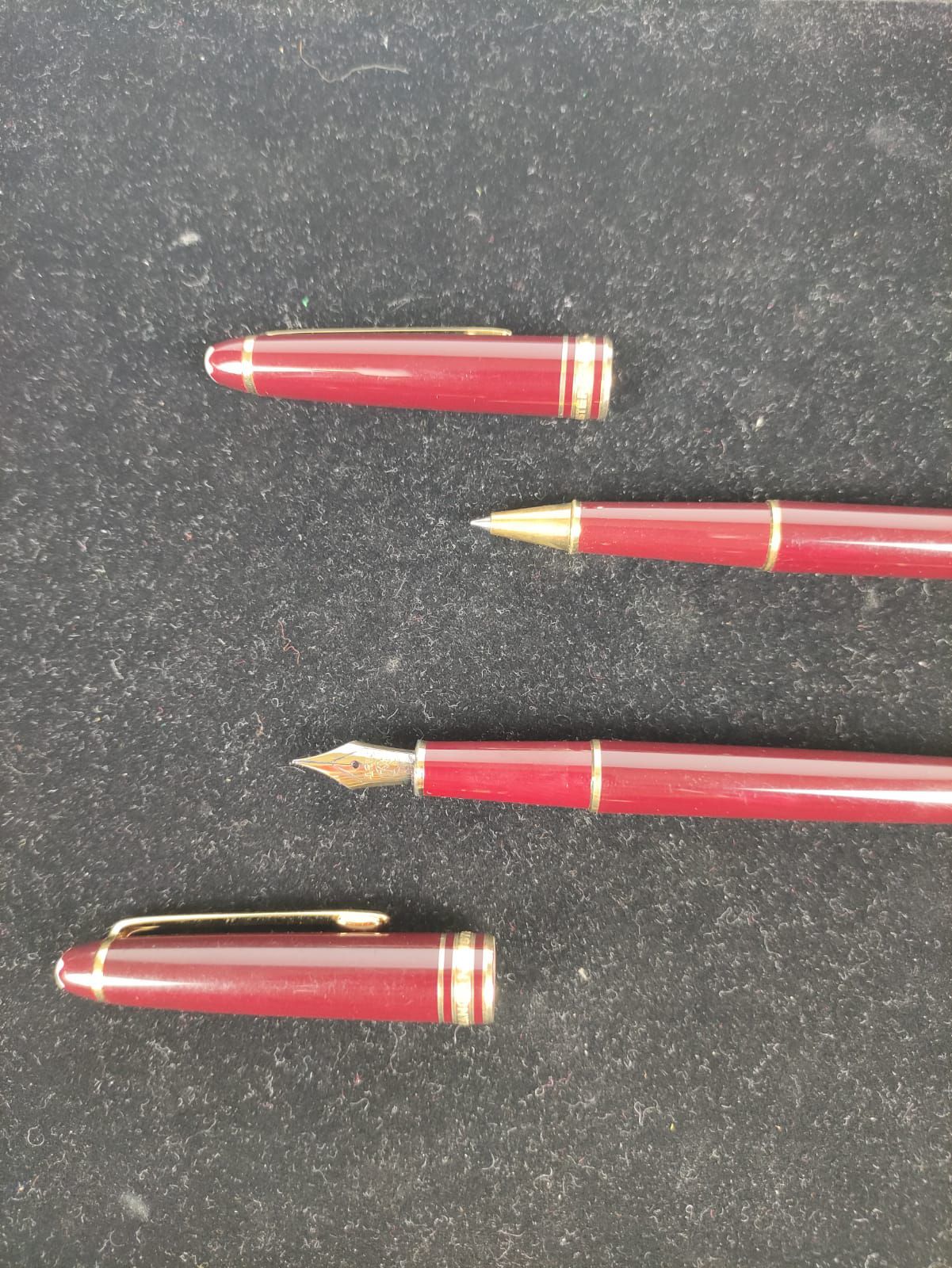 Null MONTBLANC 勃艮第电木笔套装，由勃艮第的Meisterstuck笔组成。(圆珠笔和笔尖) 状况良好