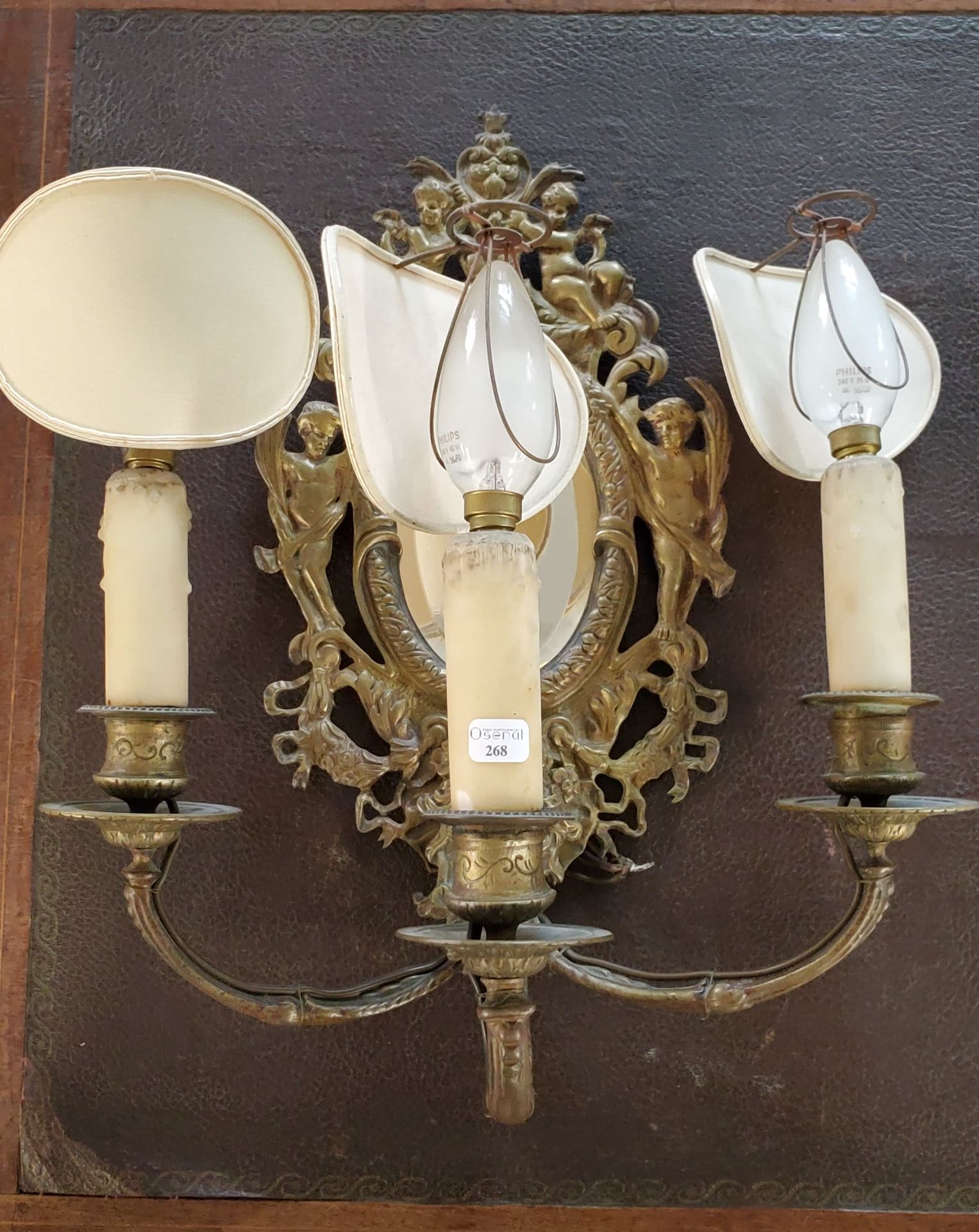 Null PAIRE D'APPLIQUES trois bras de lumière en bronze, fond miroir, décors ajou&hellip;