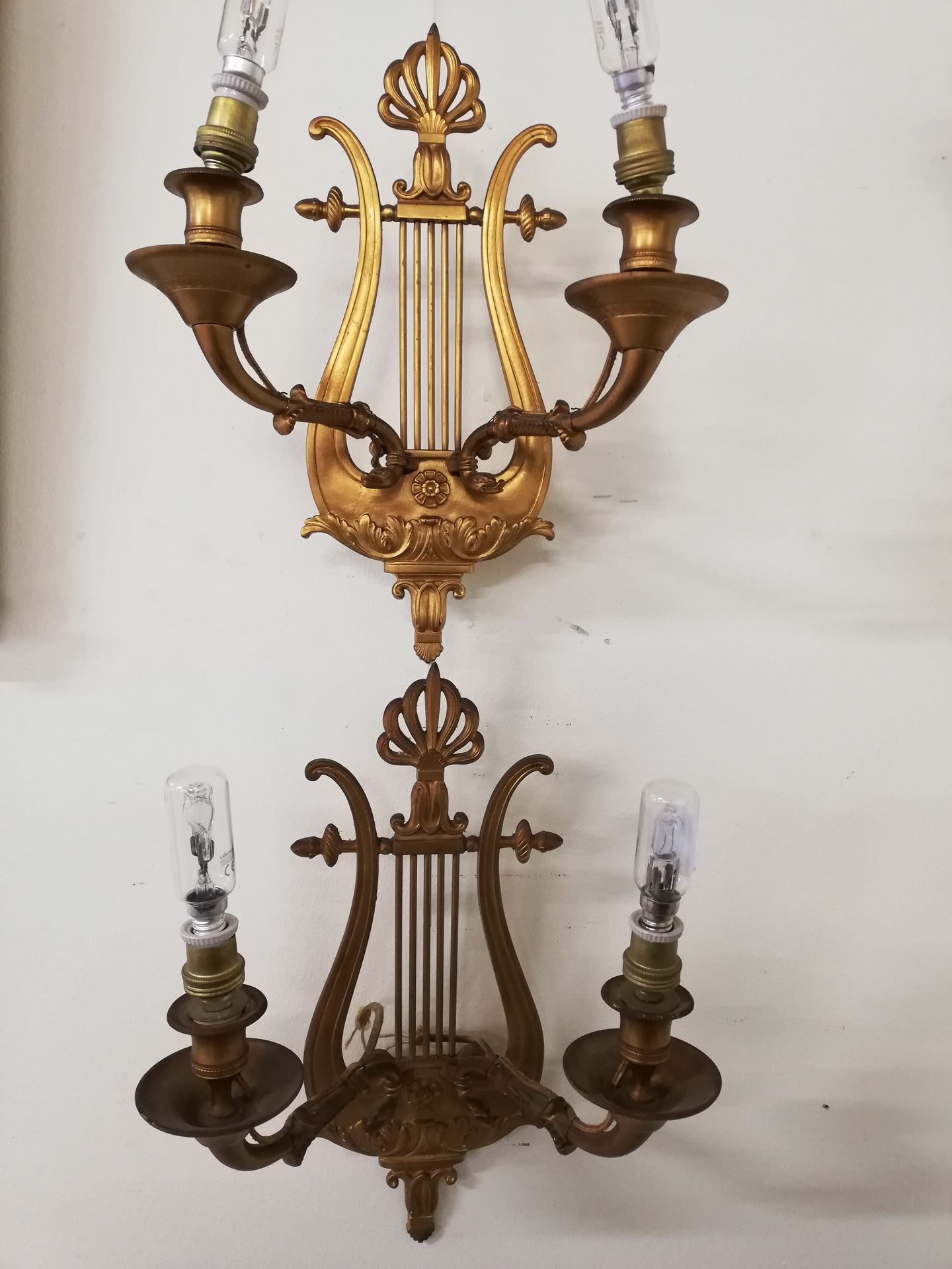 Null Pair of ormolu wall lights carved with a lyre with two arms of light

H : 3&hellip;