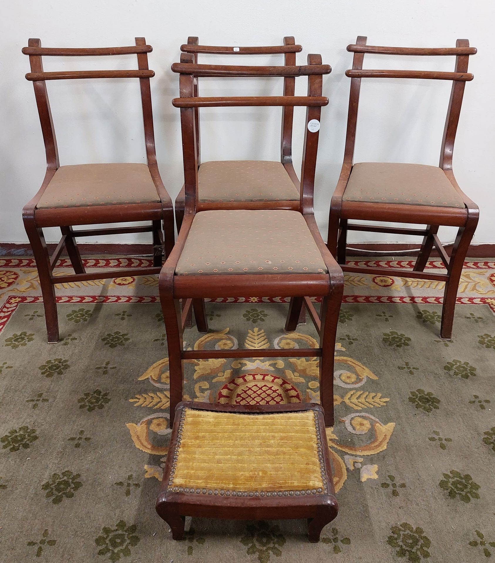 Null Série de quatre chaises en acajou et un tabouret 

XIXe siècle

(accidents)