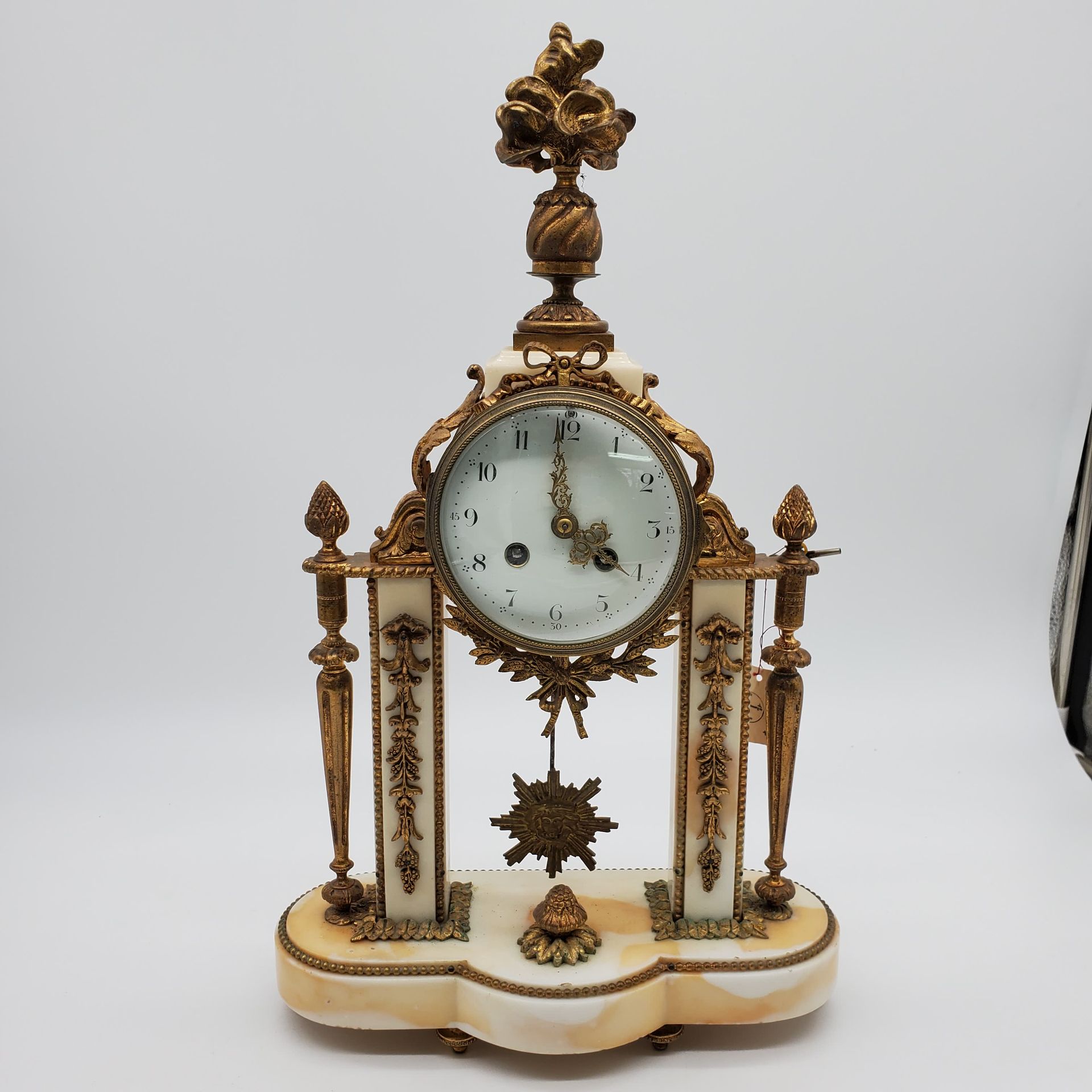 Null PENDULE en marbre et bronze doré et ciselé. 

Style Louis XVI 

H : 47 cm 
&hellip;