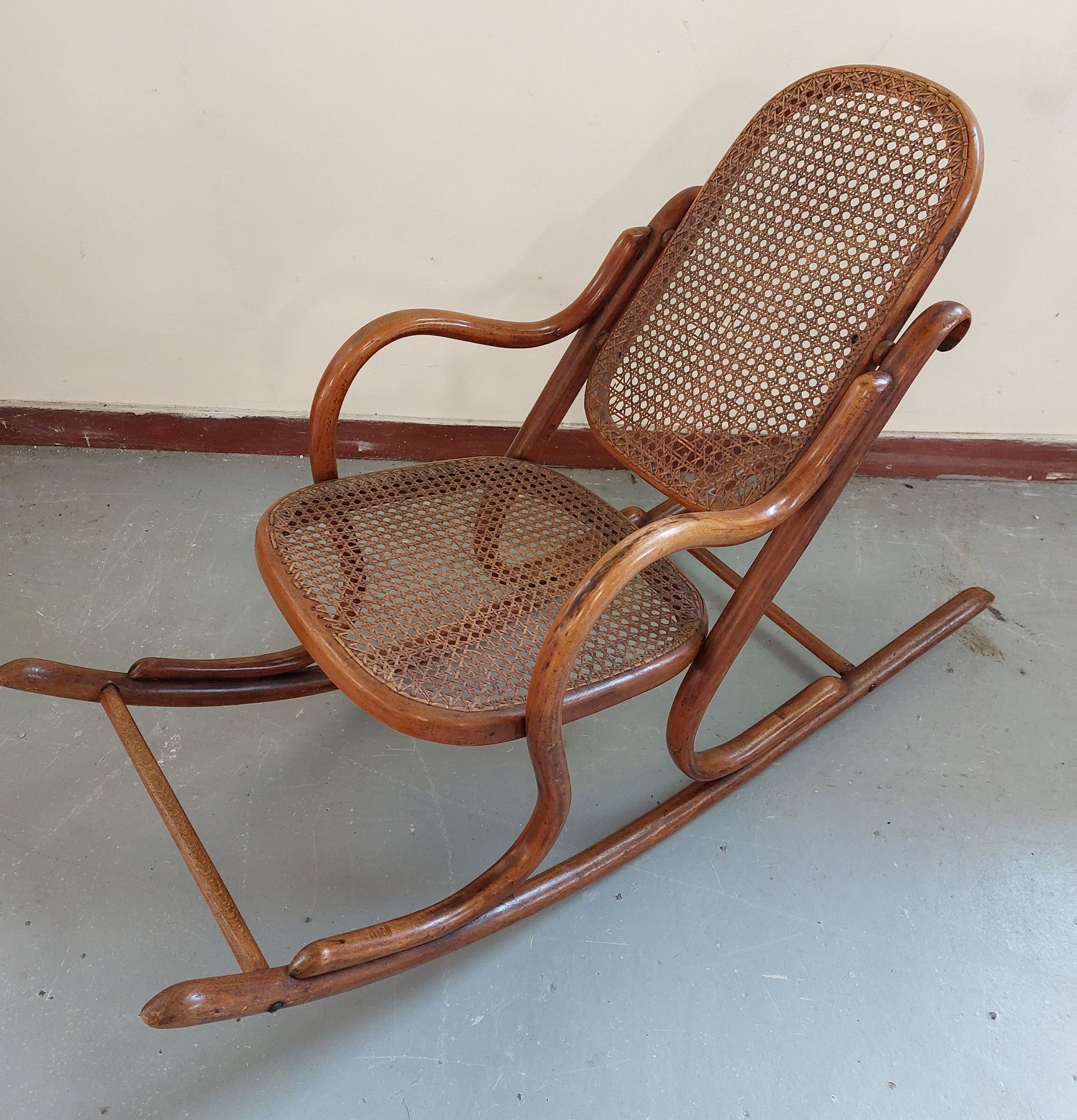 Null THONET attributed to 

Caned rocking chair for child 

Good condition