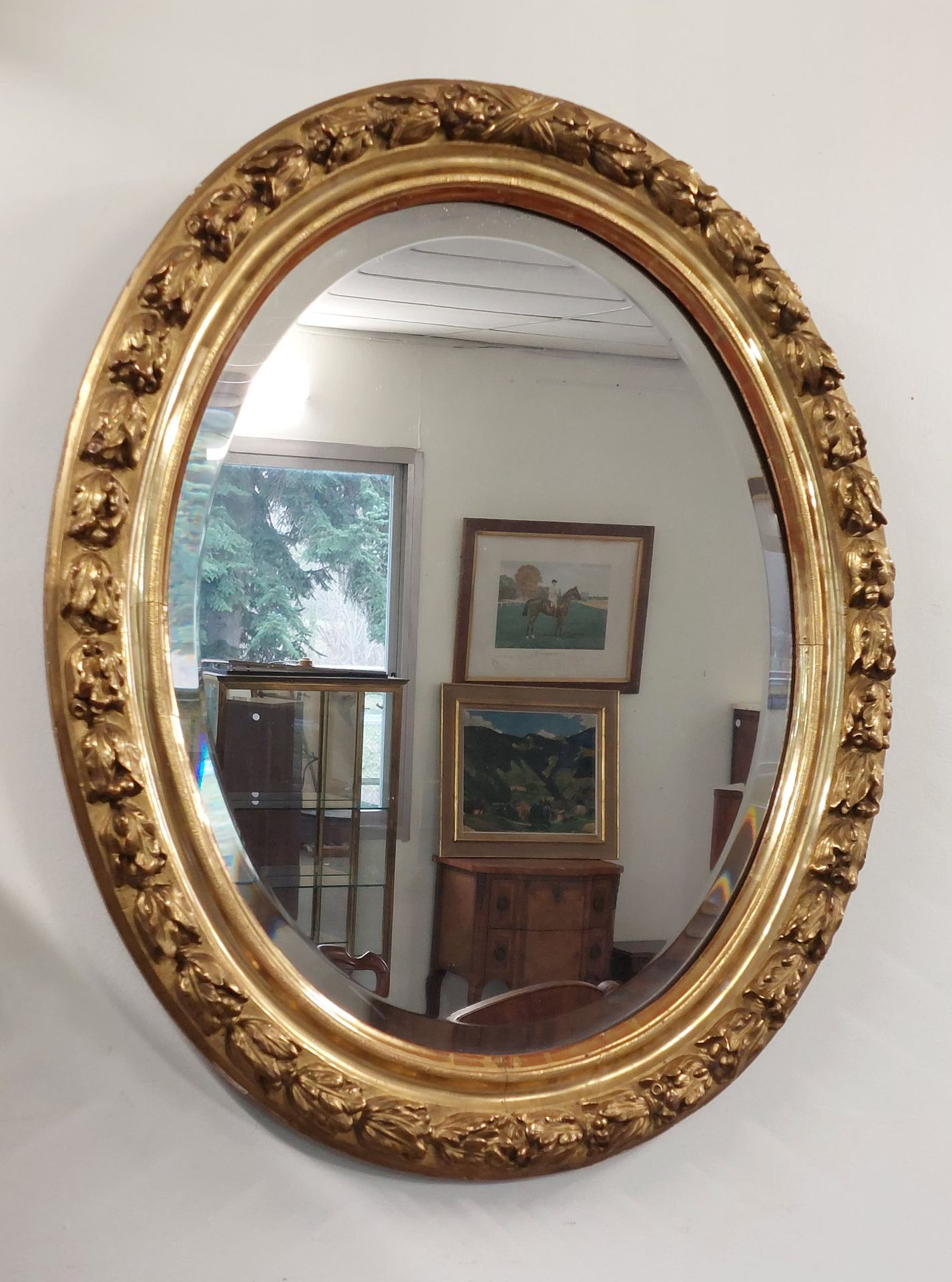 Null MIROIR oval en bois et stuc doré, miroir bisauté. 

XIXème siècle 

80 x 70&hellip;