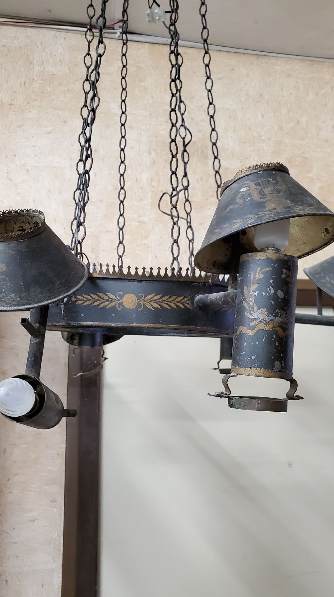 Null 一盏发黑和镀金的六臂吊灯，带有灯罩。

帝国时期

高度85厘米，直径65厘米

(事故)