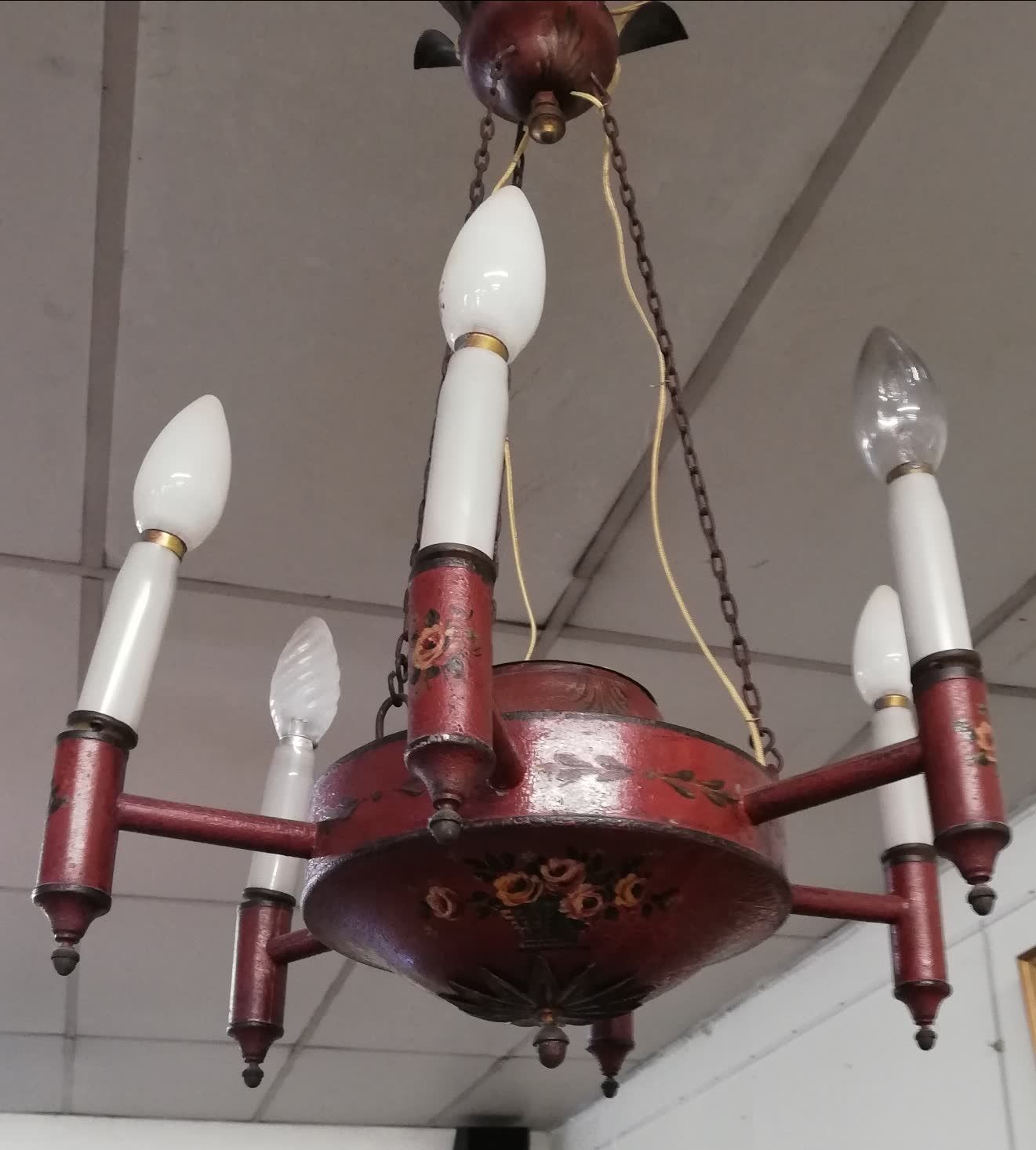 Null Lámpara de metal pintado de seis brazos decorada con cestas florales sobre &hellip;