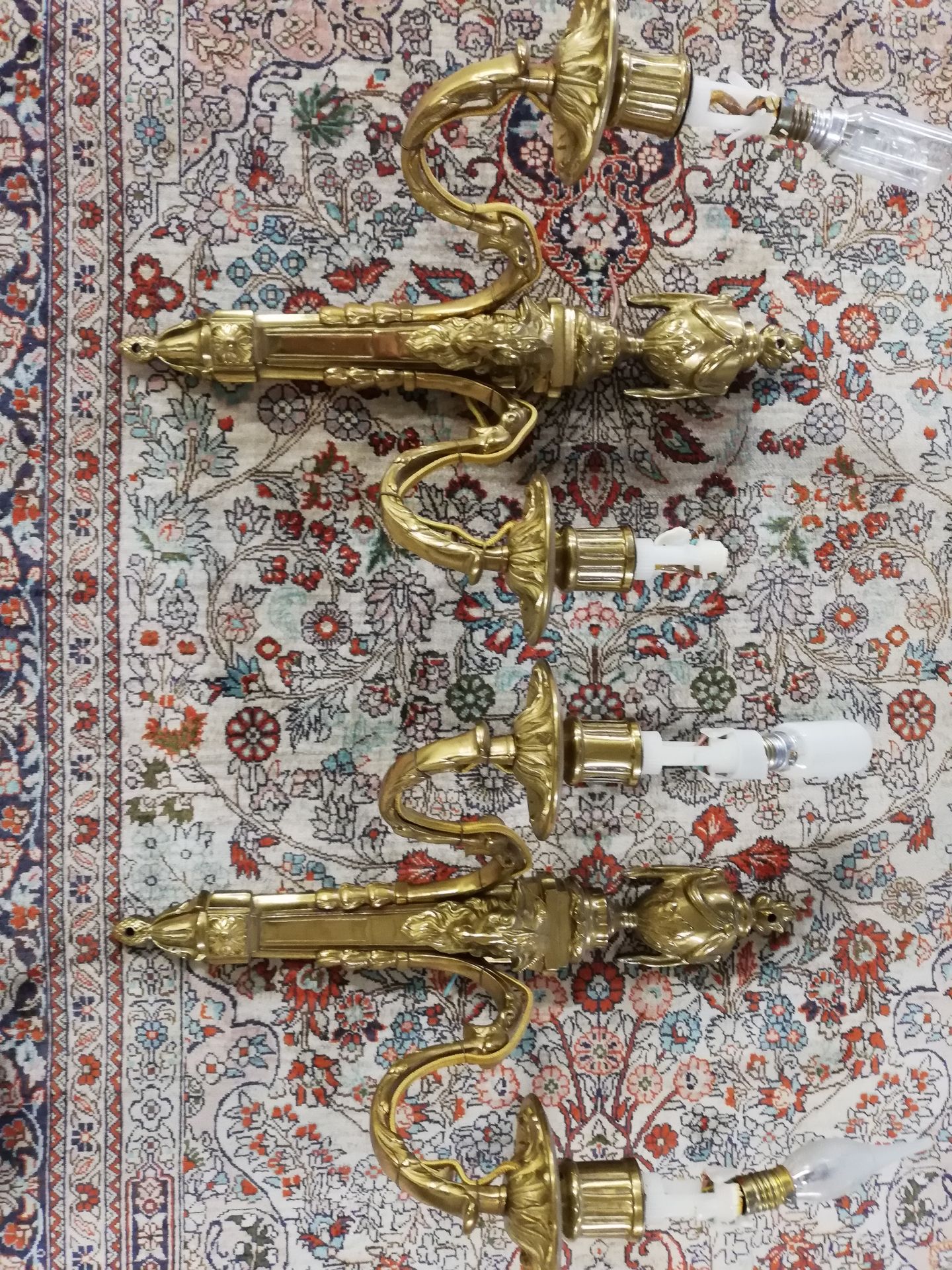 Null 一对戈尔恩铜灯，有两个灯臂，有火盆和公羊头的装饰。

路易十六风格

高：36厘米