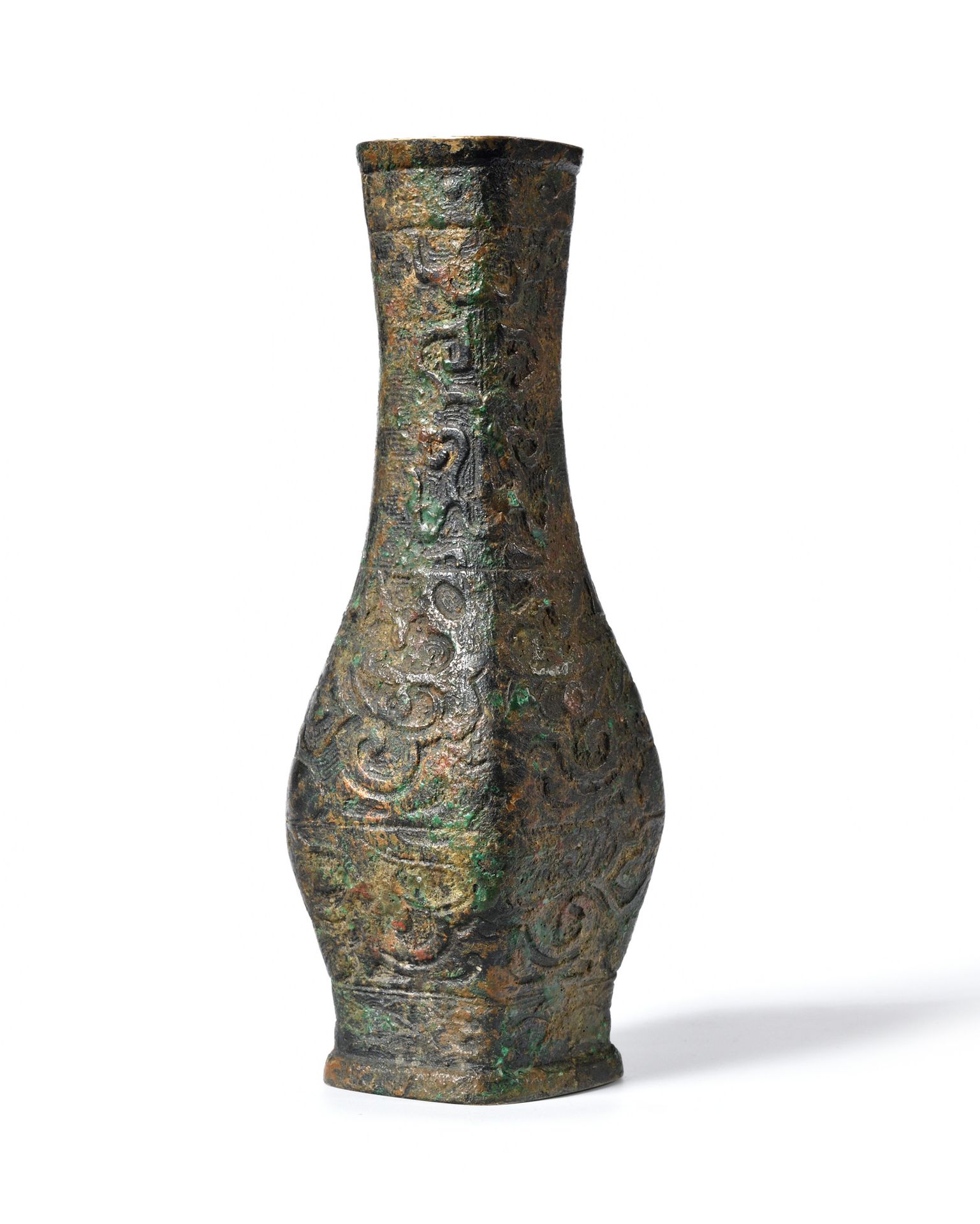 Null CHINE Vase en bronze de type archaique. Exécuté sous les MING, XV-XVIe sièc&hellip;
