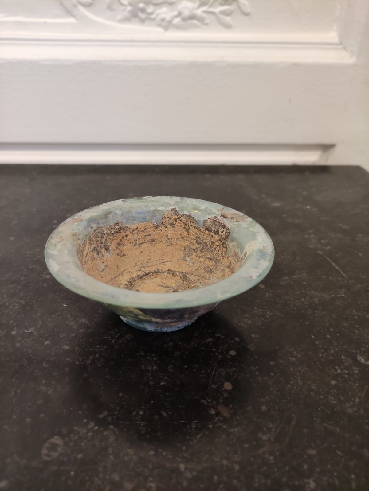 Null 杯子有水平的嘴唇和环形的基座。带蓝色的彩虹色玻璃。土质沉积。罗马艺术，1世纪。直径：10厘米。 专家 : Daniel LEBEURRIER +33 &hellip;