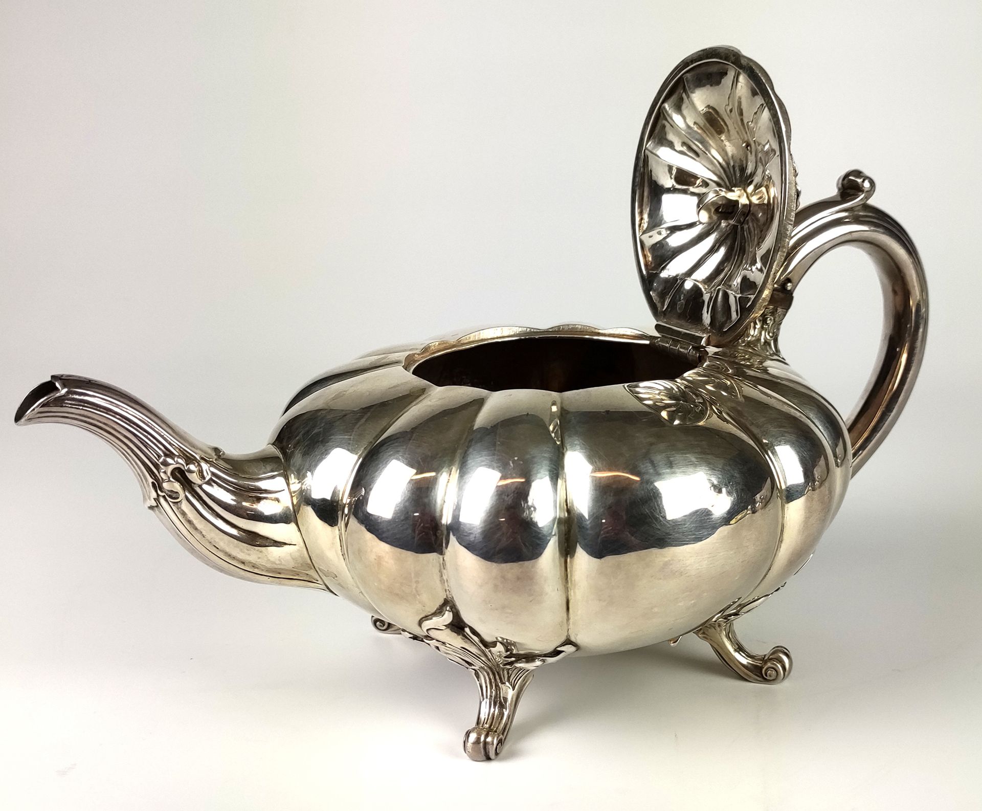 Null 银质南瓜形茶壶 伦敦 1844-45 重量：820克（内部有磨损和修复）。