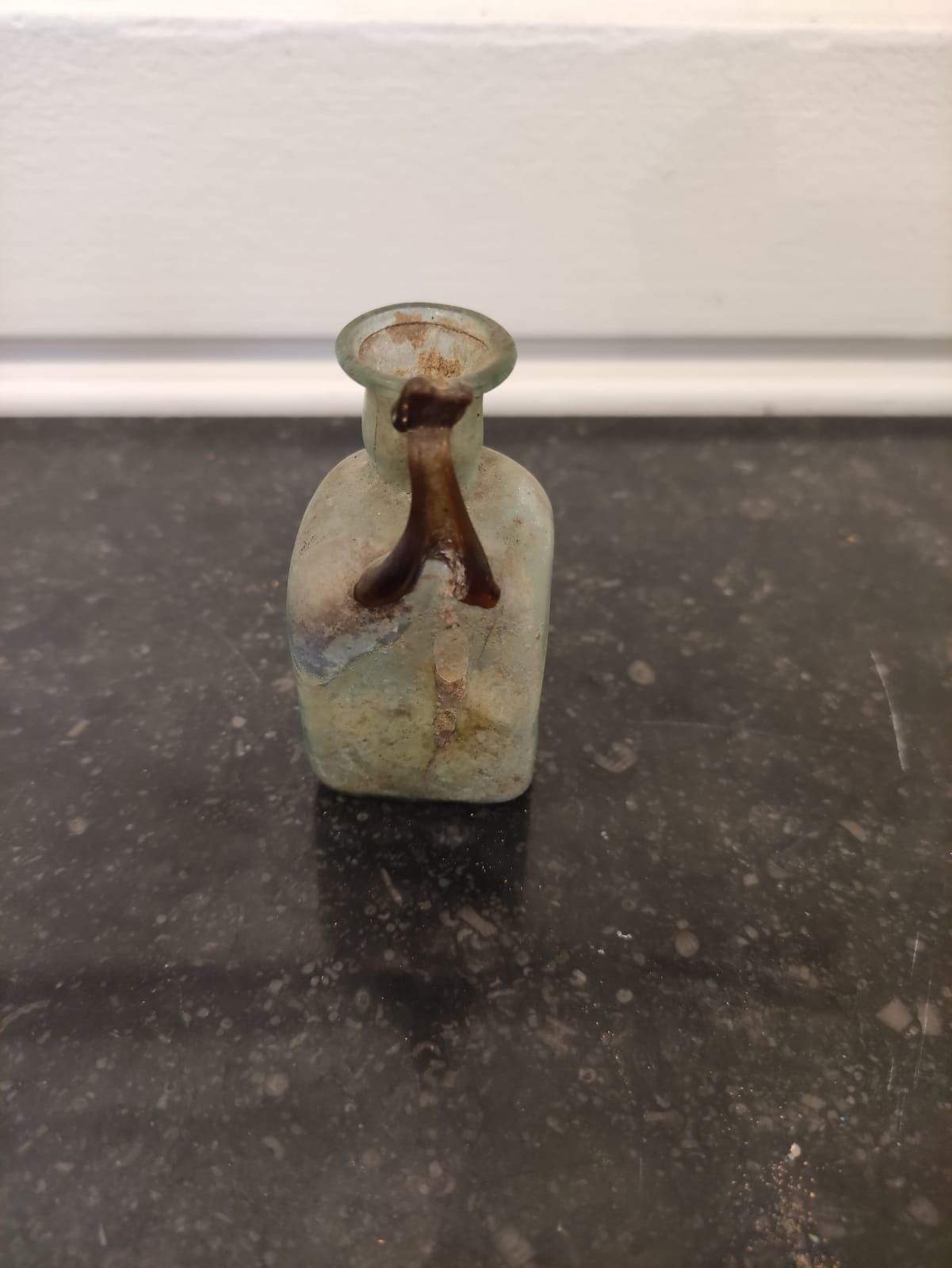 Null 瓶身和手柄为立方体。带绿色和部分彩虹色的玻璃。裂开了。罗马时期，2世纪。高度：7.3厘米。 专家 : Daniel LEBEURRIER +33 (0&hellip;