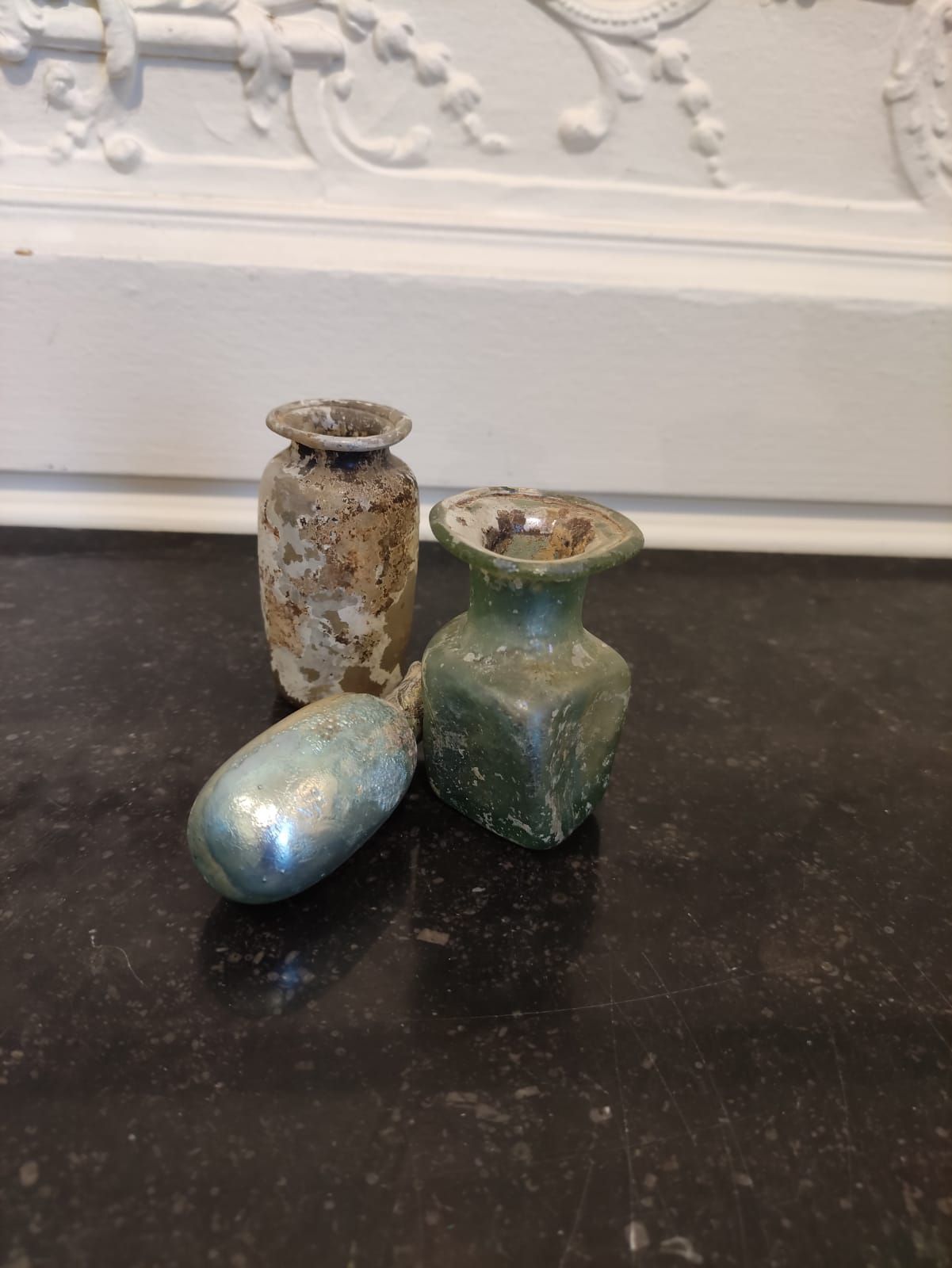 Null 拍品包括一个长方体和宽唇的花瓶，一个管状体的花瓶，和一个卵状体的花瓶。兵马俑罗马时期，公元2-3世纪。7 / 7.5 / 8厘米。 专家 : Dani&hellip;