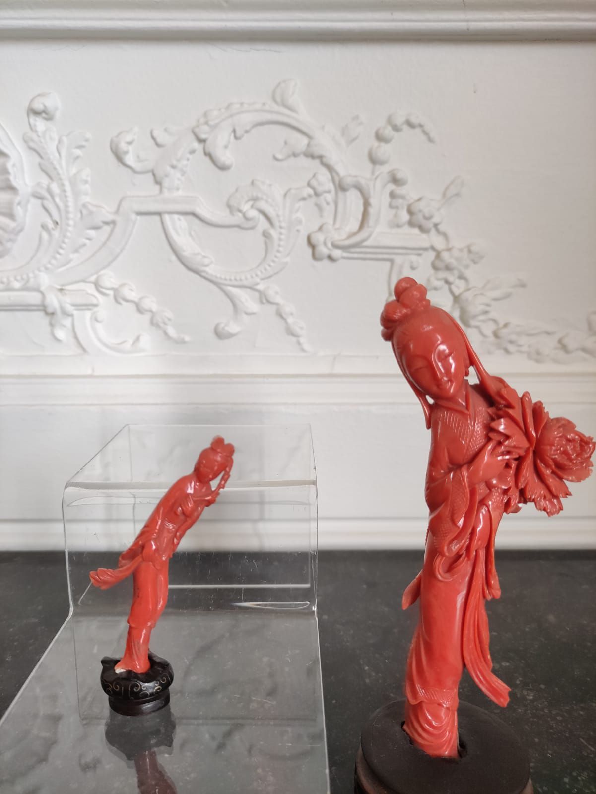 Null CHINE Deux coraux sculptés à décor de guanyin H : 8cm et 15,5 cm