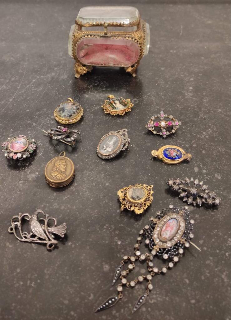 Null COLLECTION de broches et médailles religieuses en argent, métal et pierres &hellip;