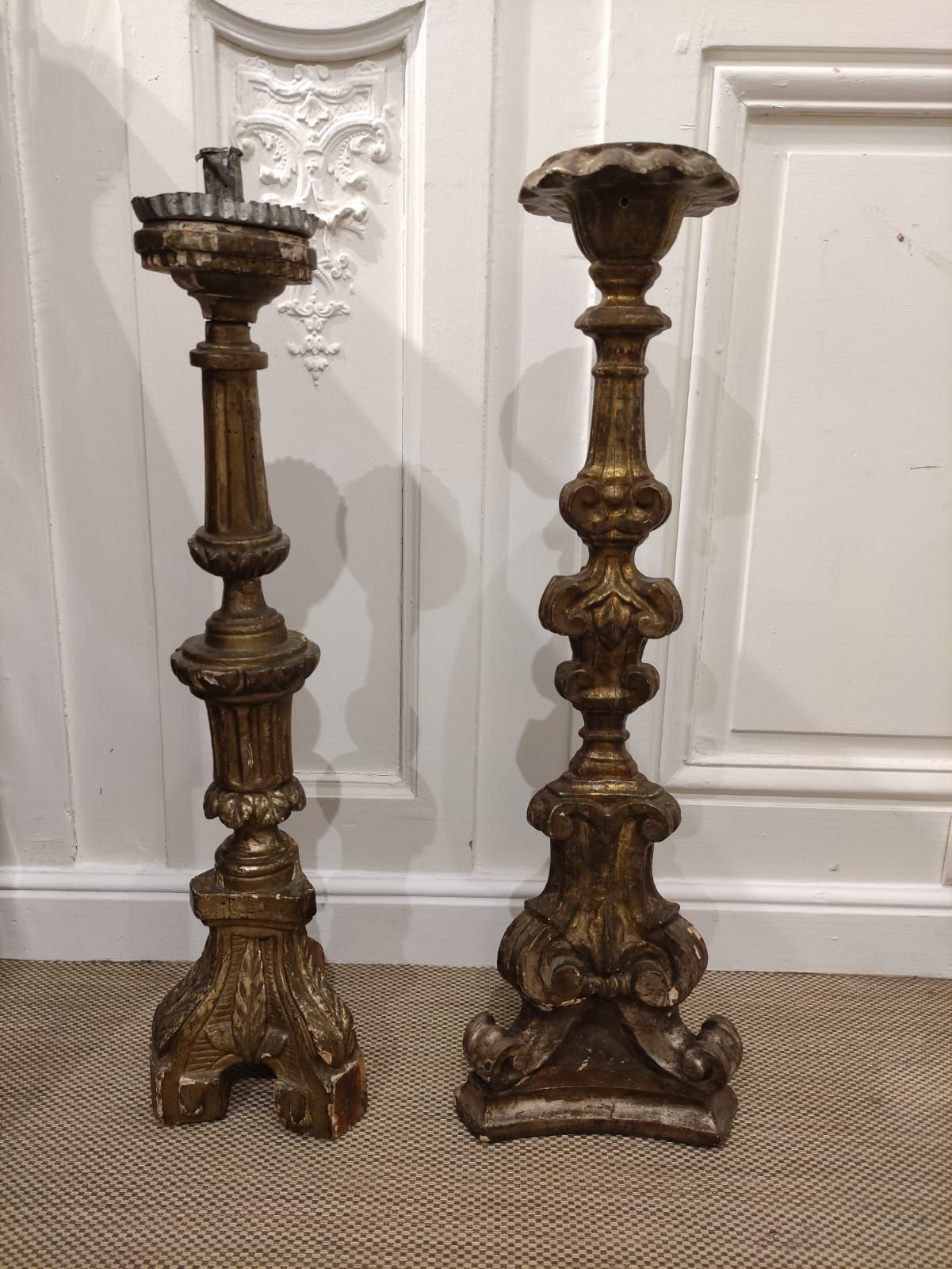 Null Deux PIQUES-CIERGES en bois doré. XVIIIème siècle Haut 75 cm et 70cm (accid&hellip;
