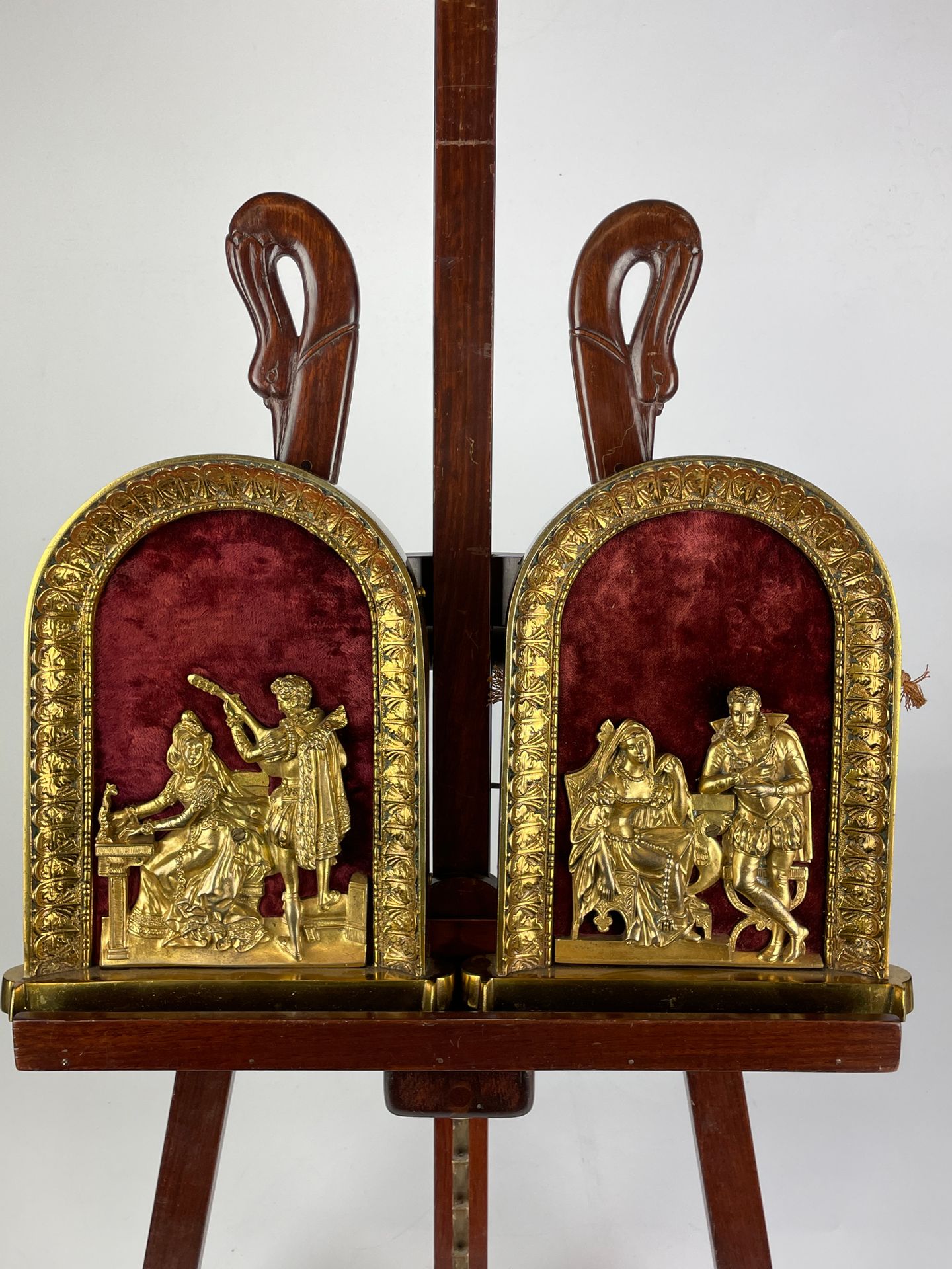 Null 一对鎏金铜盘，上面有亨利四世风格的英勇场景的回纹装饰。鎏金铜框，带棕榈花纹，25 x 21厘米