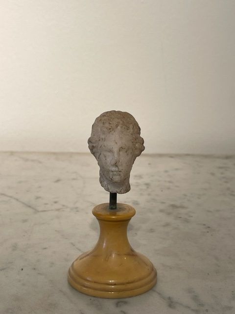 Null Tête de femme coiffée d’un chignon. Marbre blanc. Usures. Art romain. H. : &hellip;