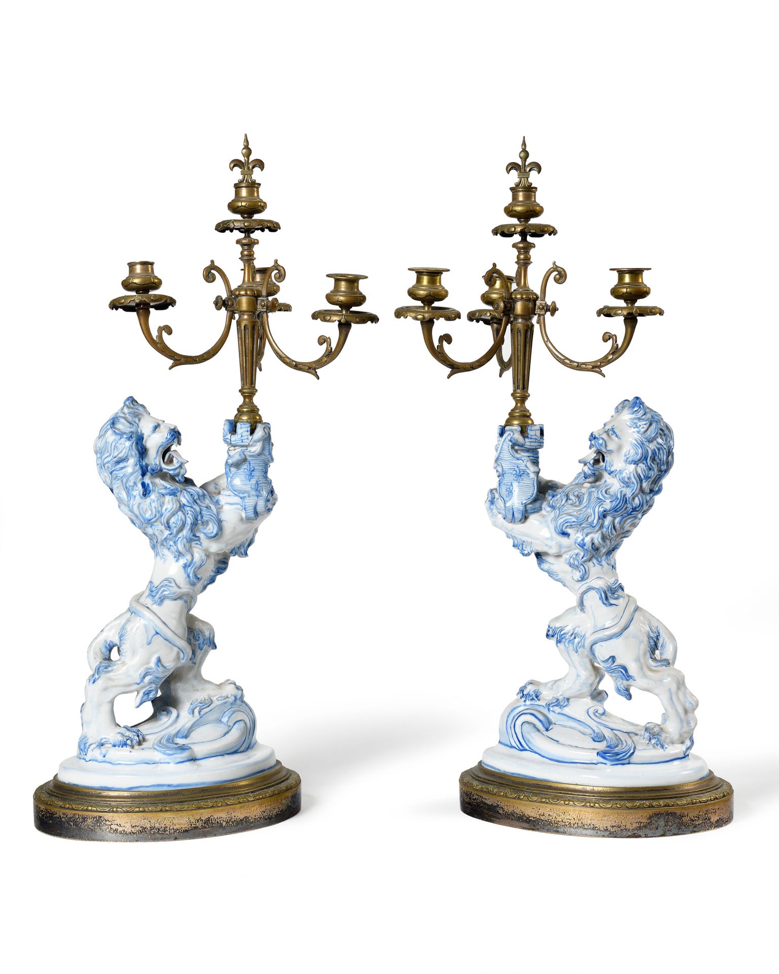 Null ÉMILE GALLÉ (1846-1904) & NANCY 一对圣克莱蒙彩陶的纹章狮子，安装在三灯烛台上。鎏金金属支架（磨损）高度：68厘米（修复&hellip;